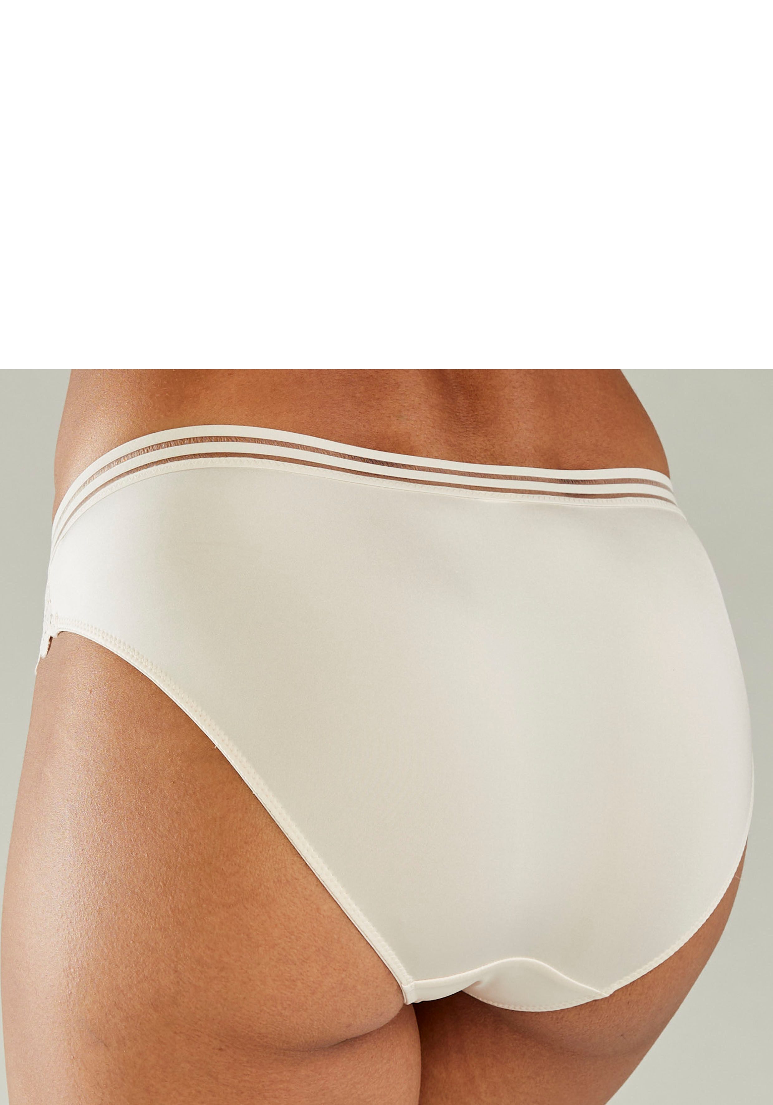 s.Oliver RED LABEL Beachwear Slip Milene met edele band en modieus accessoire aan de voorkant in het midden