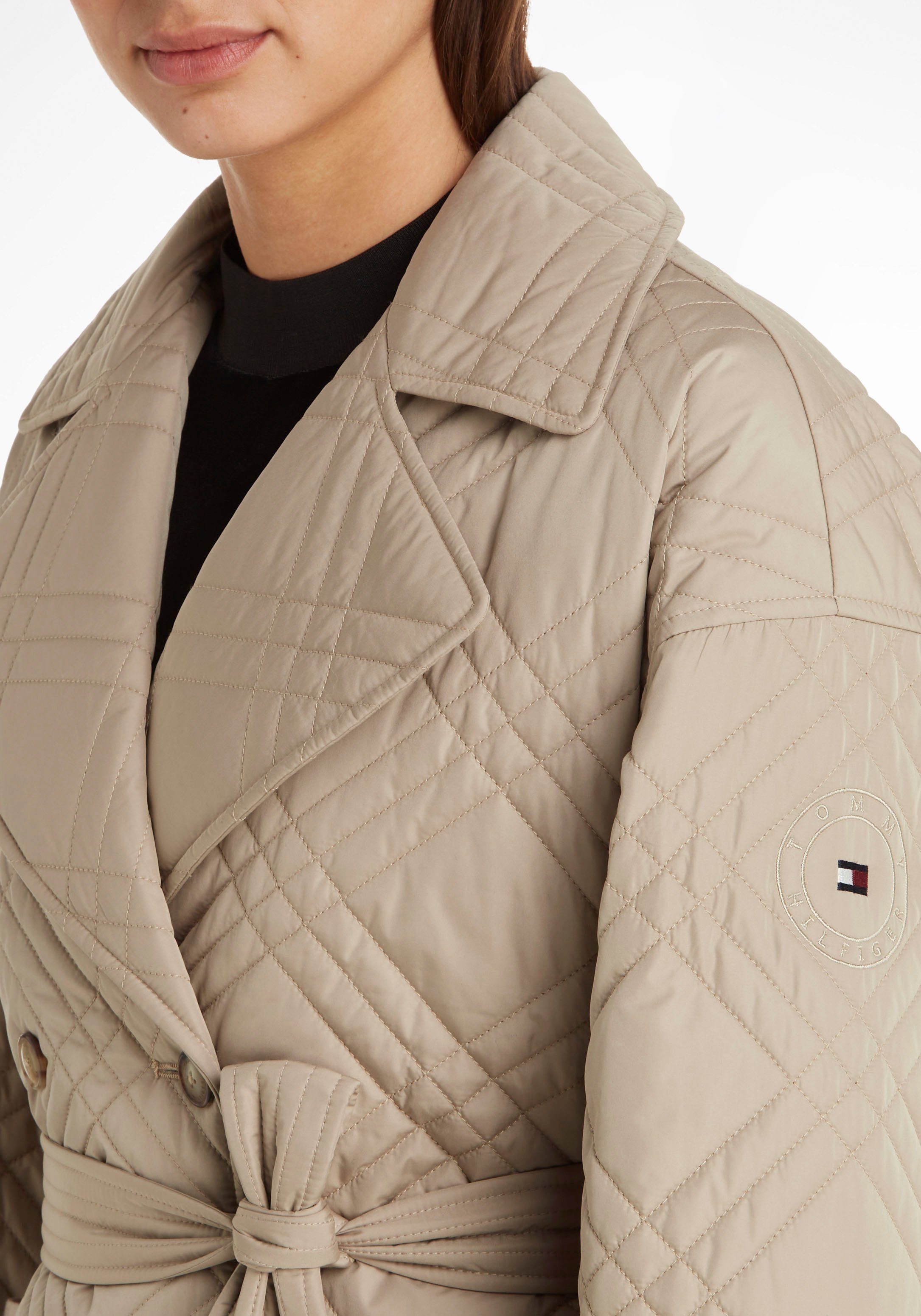 Tommy Hilfiger Gewatteerde jas QUILTED SHORT TRENCH met bindriem en tommy hilfiger merklabel