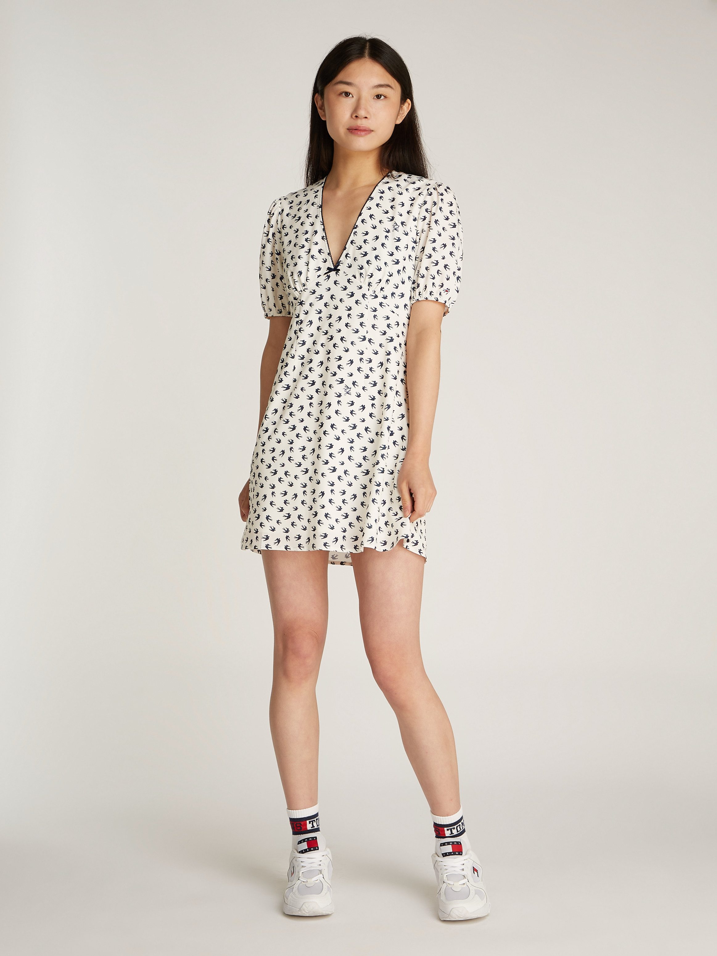 TOMMY JEANS Mini-jurk TJW SS CREPE MINI DRESS met strikdetail, vogelpatroon
