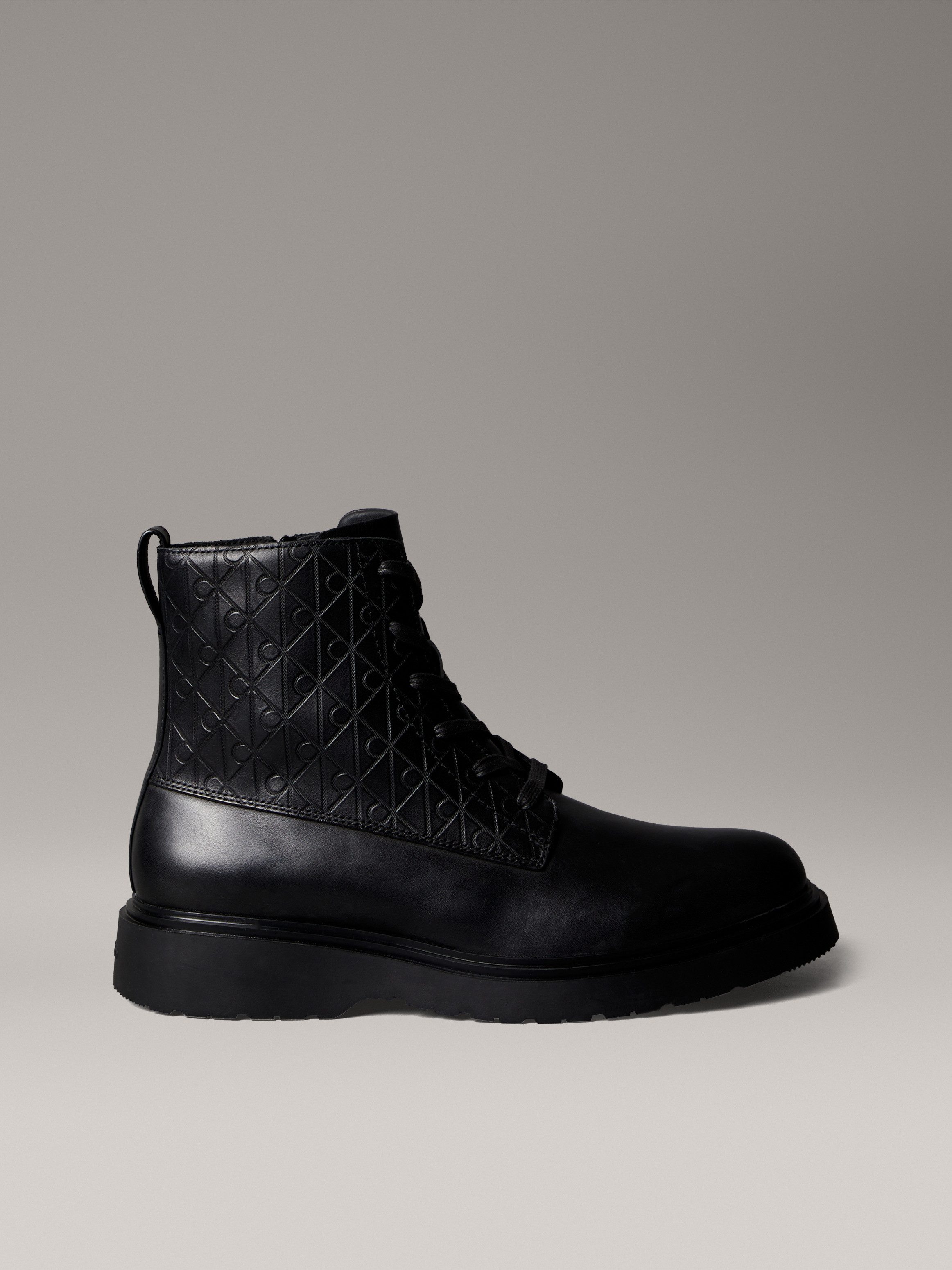Calvin Klein Veterschoenen COMBAT ESS LACE UP ZIP BOOT AOP Veterenkellaars, boots met monogram-print op de schacht
