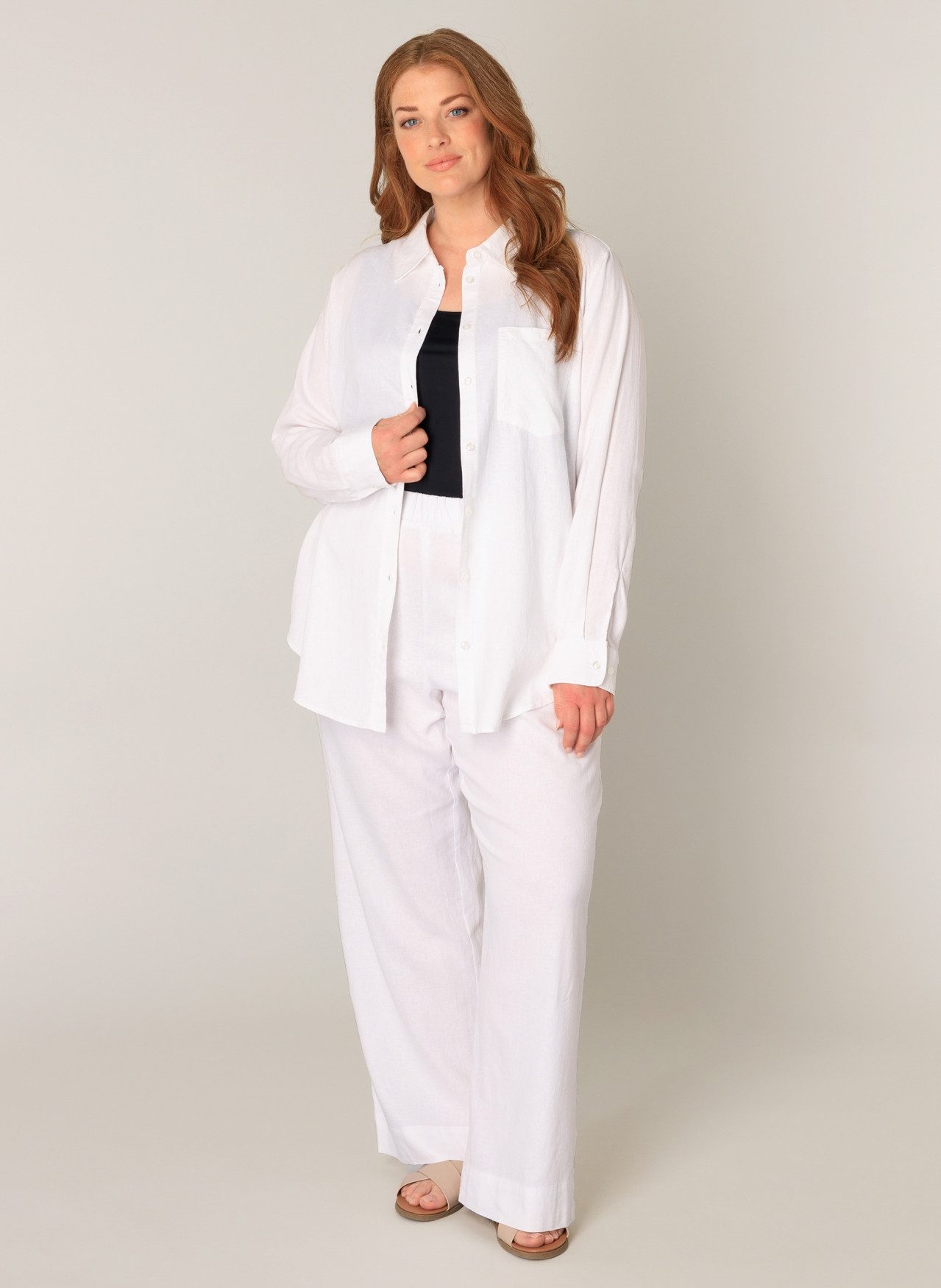 Base Level Curvy Blouse met lange mouwen Yaella met knoopsluiting en van linnen