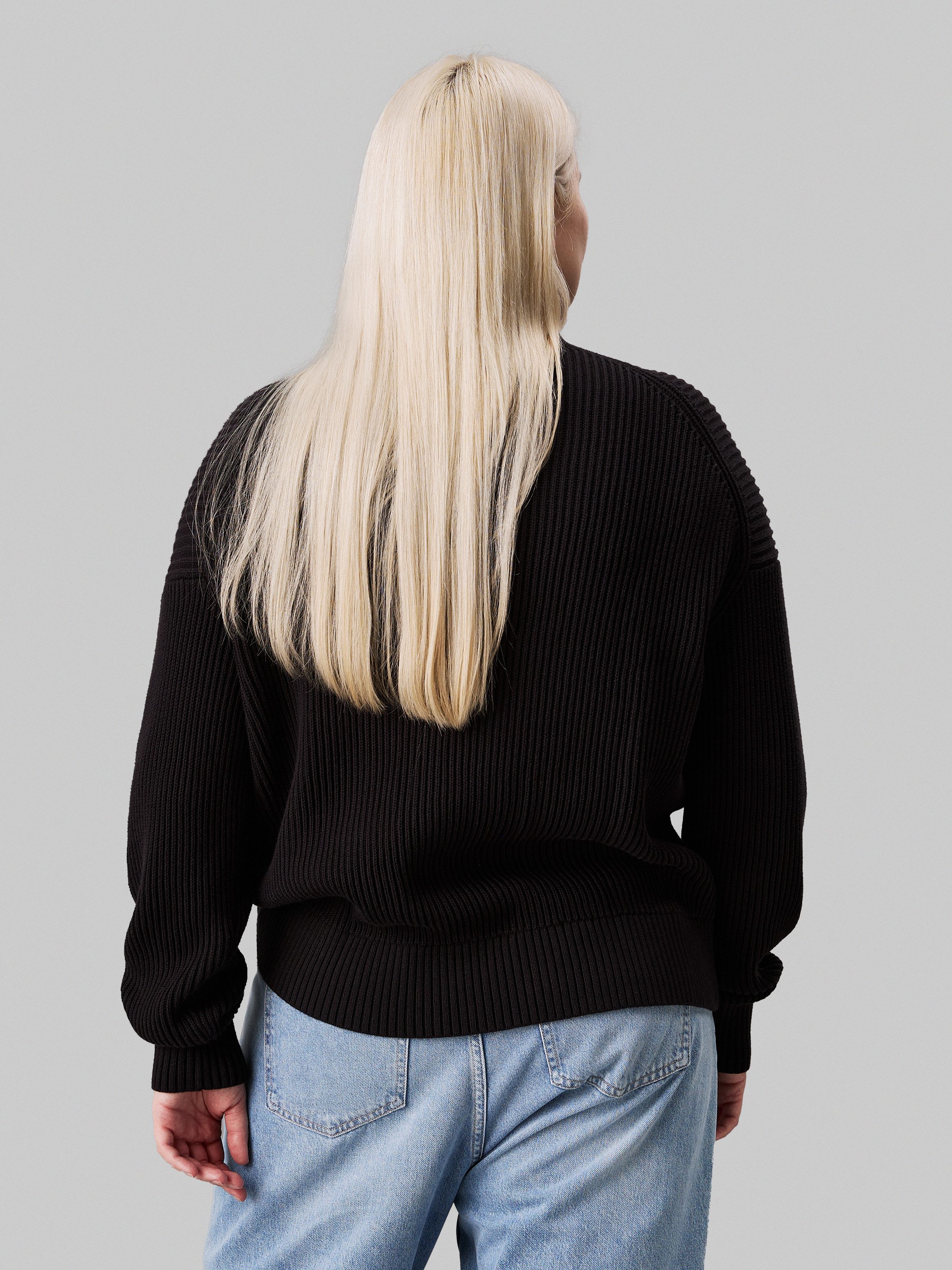 Calvin Klein Jeans Plus Trui met staande kraag PLUS WOVEN LABEL LOOSE SWEATER in grote maten en met logo-patch