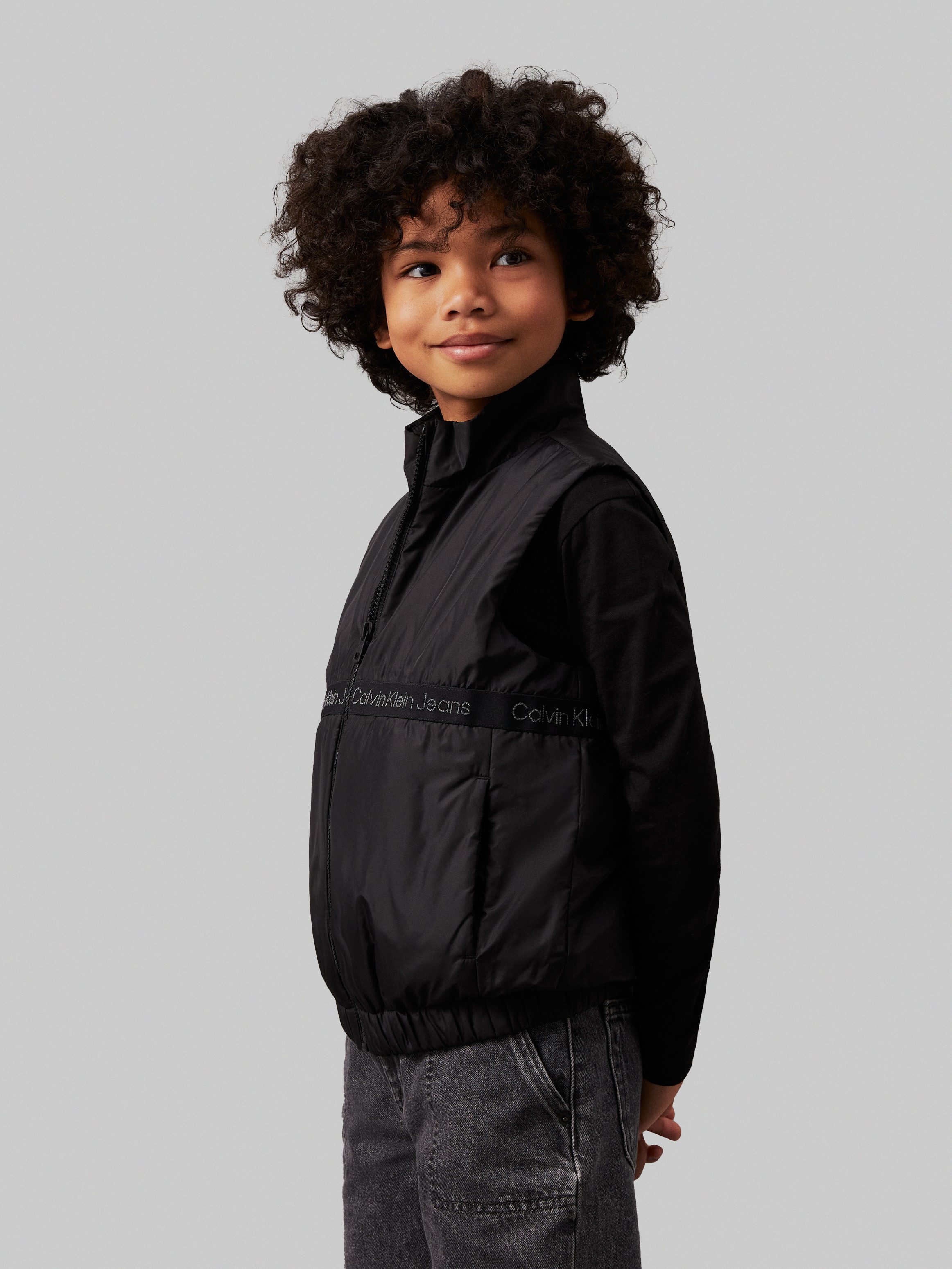 Calvin Klein Korte bodywarmer BOXY LIGHT PADDED TAPE VEST voor kinderen tot 16 jaar met merklabel