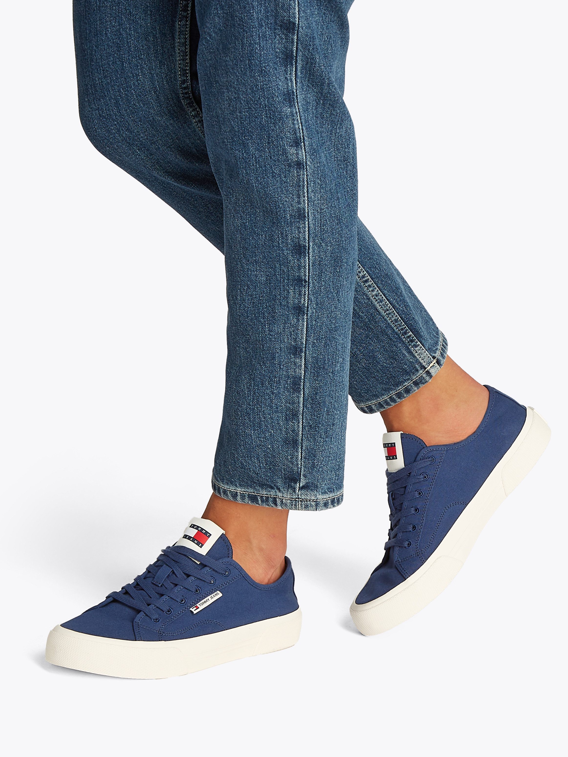 TOMMY JEANS Plateausneakers TJM LACE UP CANVAS COLOR , vrijetijdsschoen, lage schoen, veterschoen met logo-patch op de tong