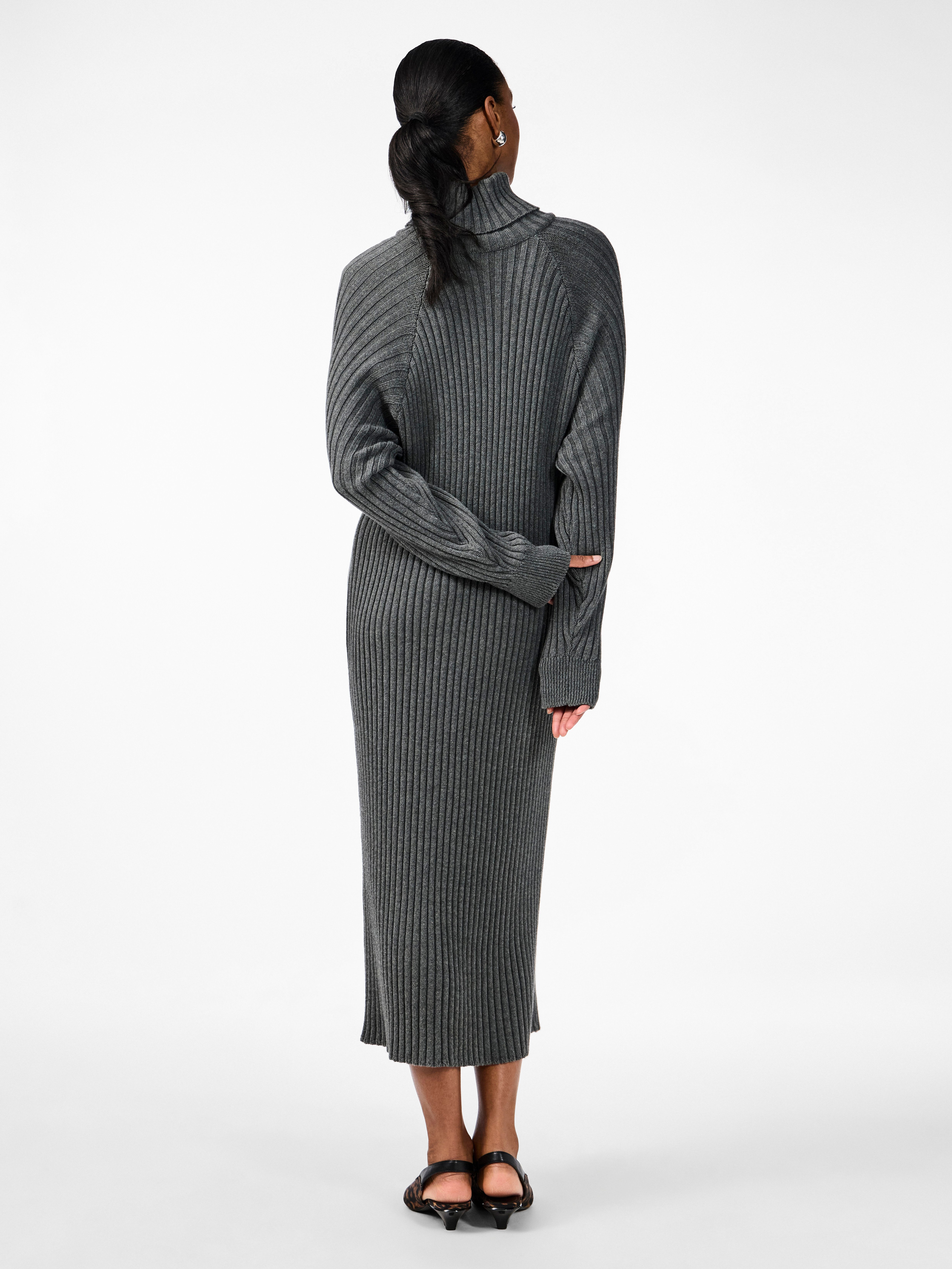 Y.A.S Gebreide jurk YASMAVI KNIT MIDI ROLLNECK DRESS