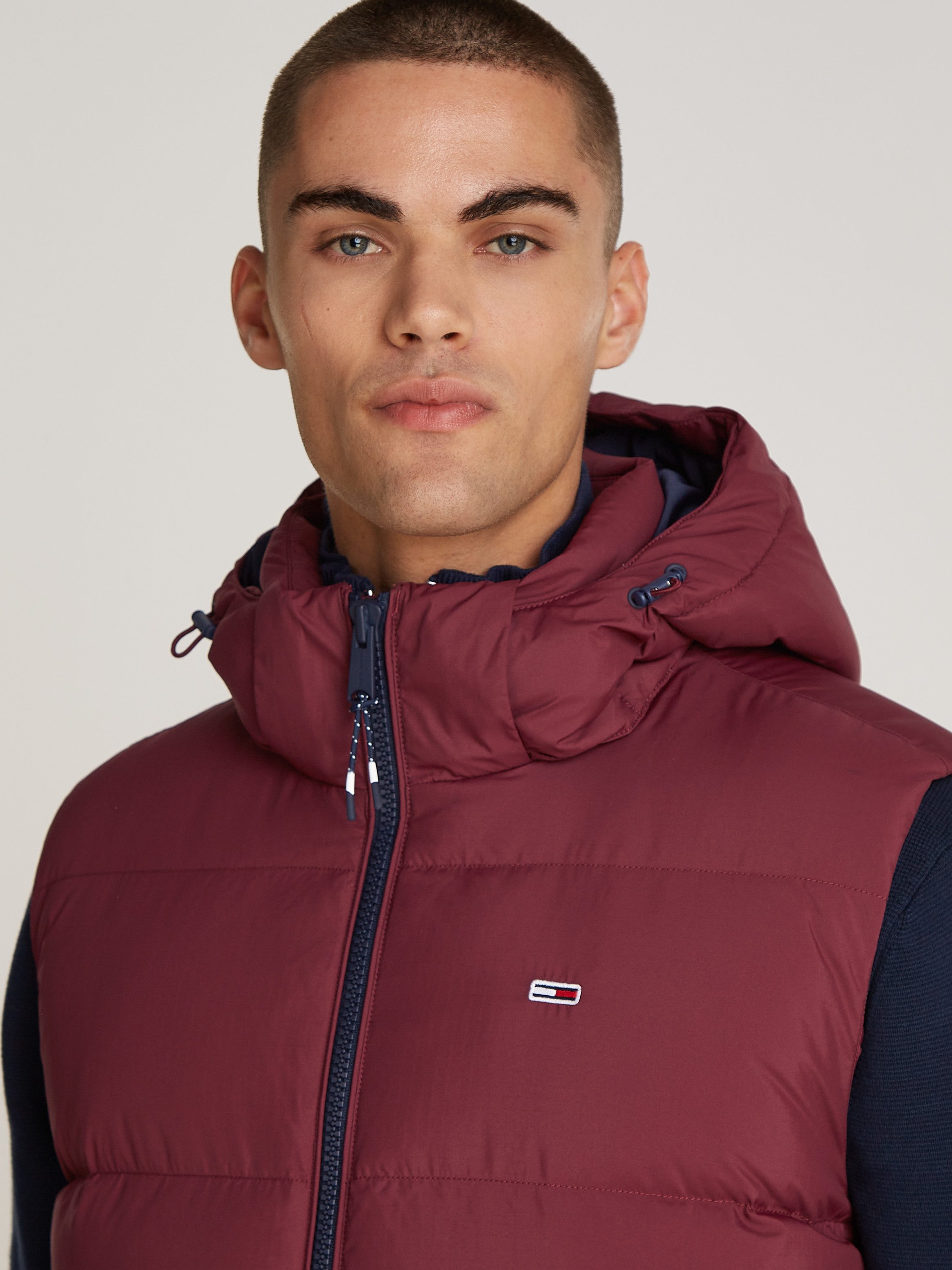 TOMMY JEANS Bodywarmer TJM ESSENTIAL DOWN VEST EXT afneembare capuchon met trekkoord heren bodywarmers maat S rood