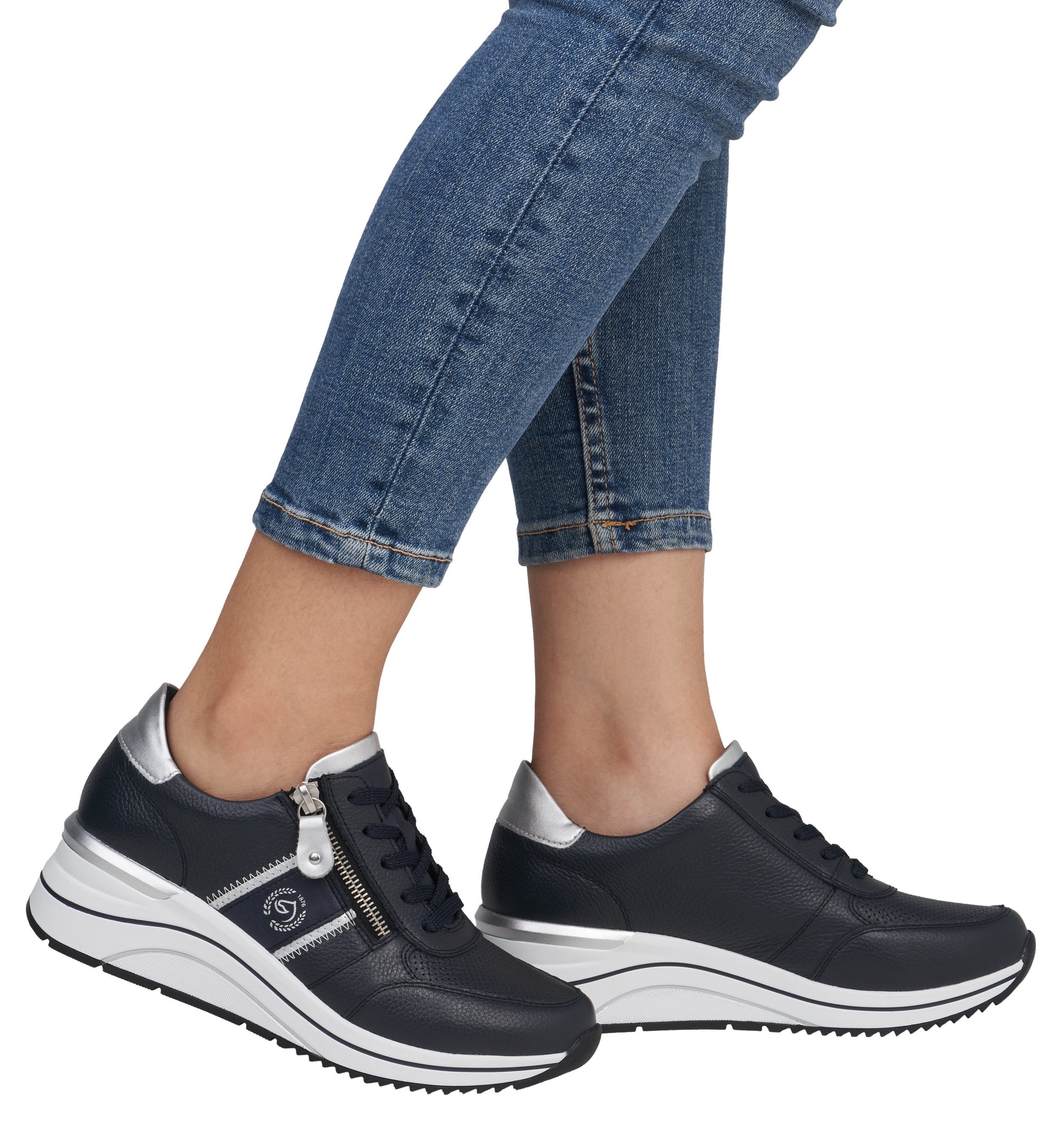 Remonte Sneakers met sleehak , vrijetijdsschoen, lage schoen, veterschoen met metallic contrastaccenten