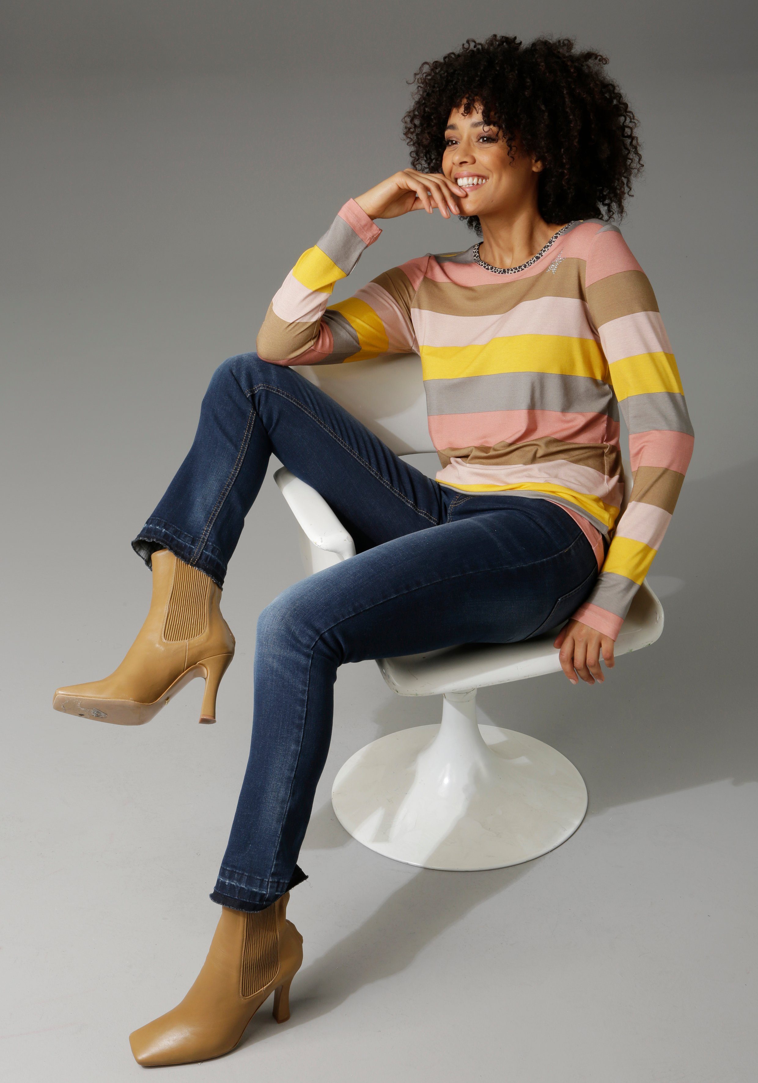 Aniston CASUAL Bootcut jeans trendy wassing ij de iets gerafelde voetzoom
