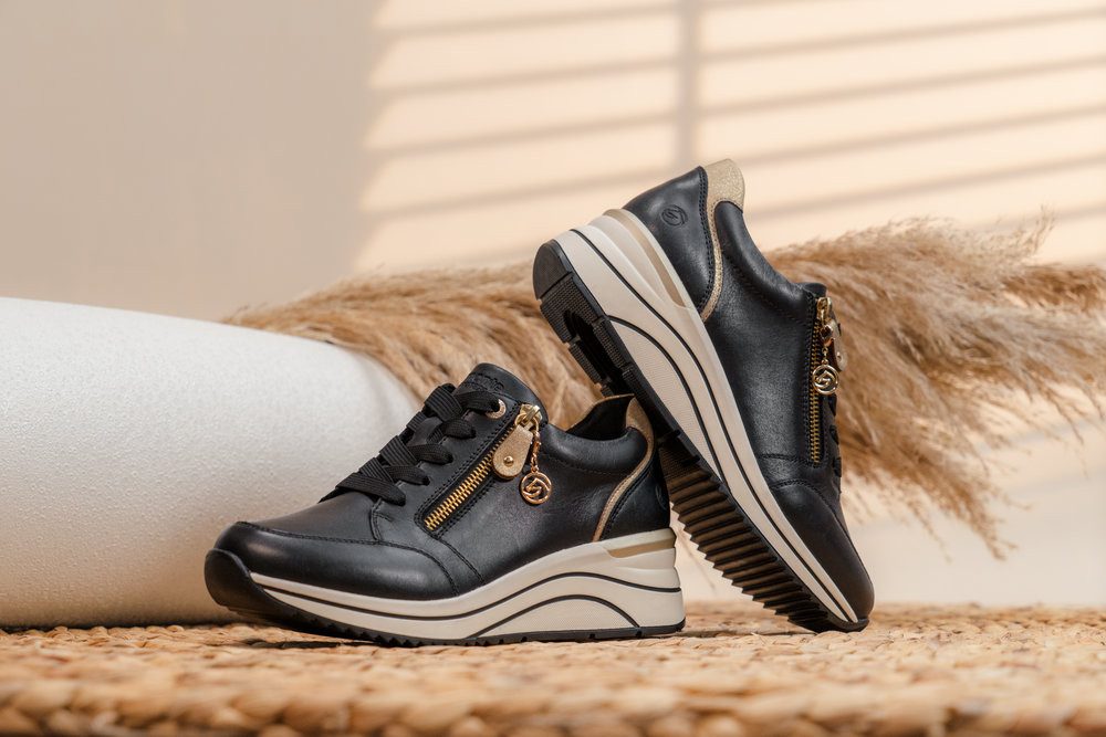 Remonte Sneakers met sleehak , vrijetijdsschoen, lage schoen, veterschoen met goudkleurige logo-hanger