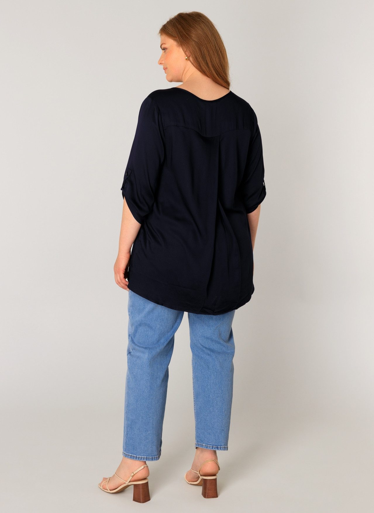 Base Level Curvy Shirtblouse Yanina met v-hals