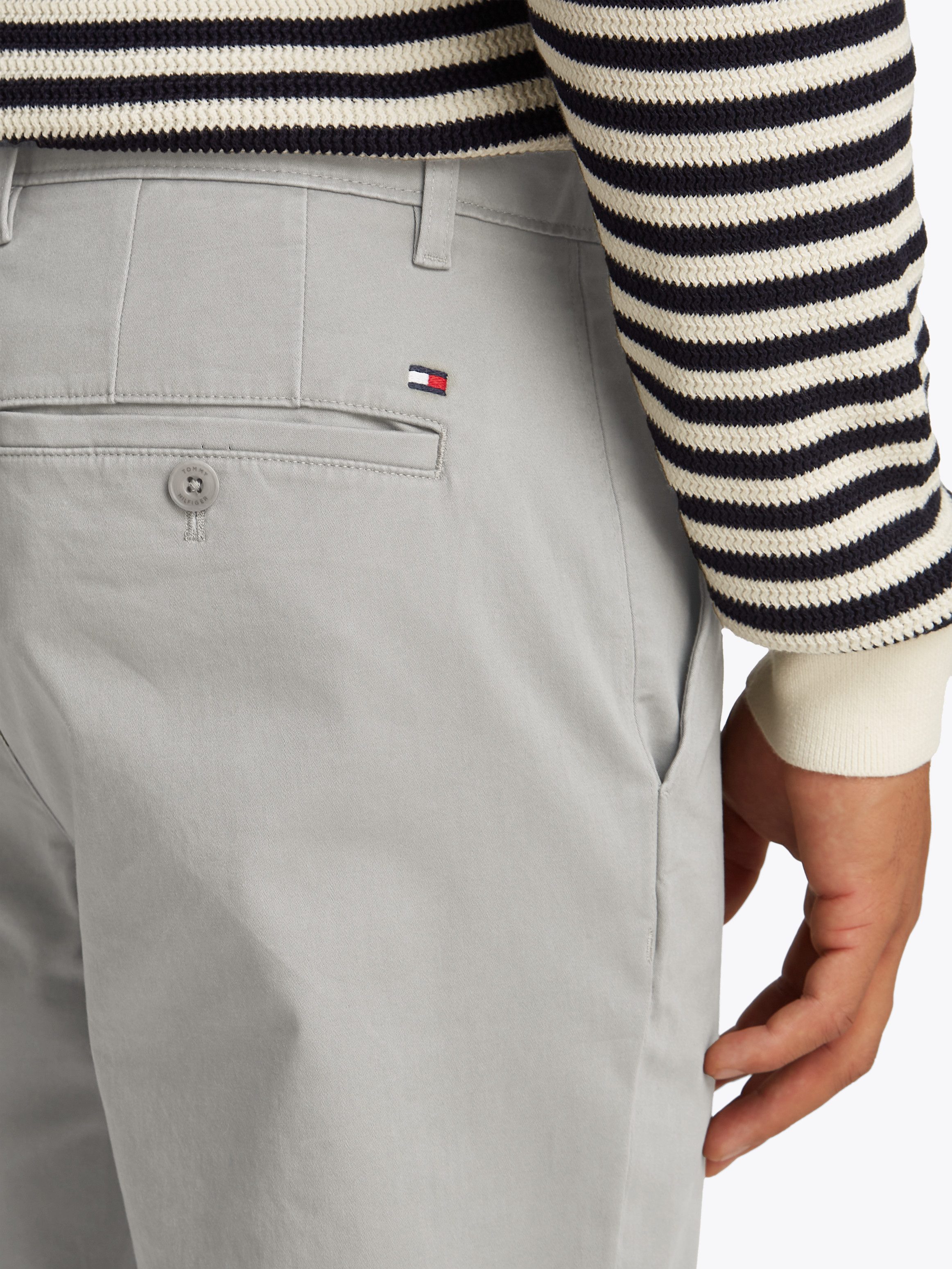 Tommy Hilfiger Chino DENTON CHINO SATIN met achterzakken met knoop, logo-borduursel