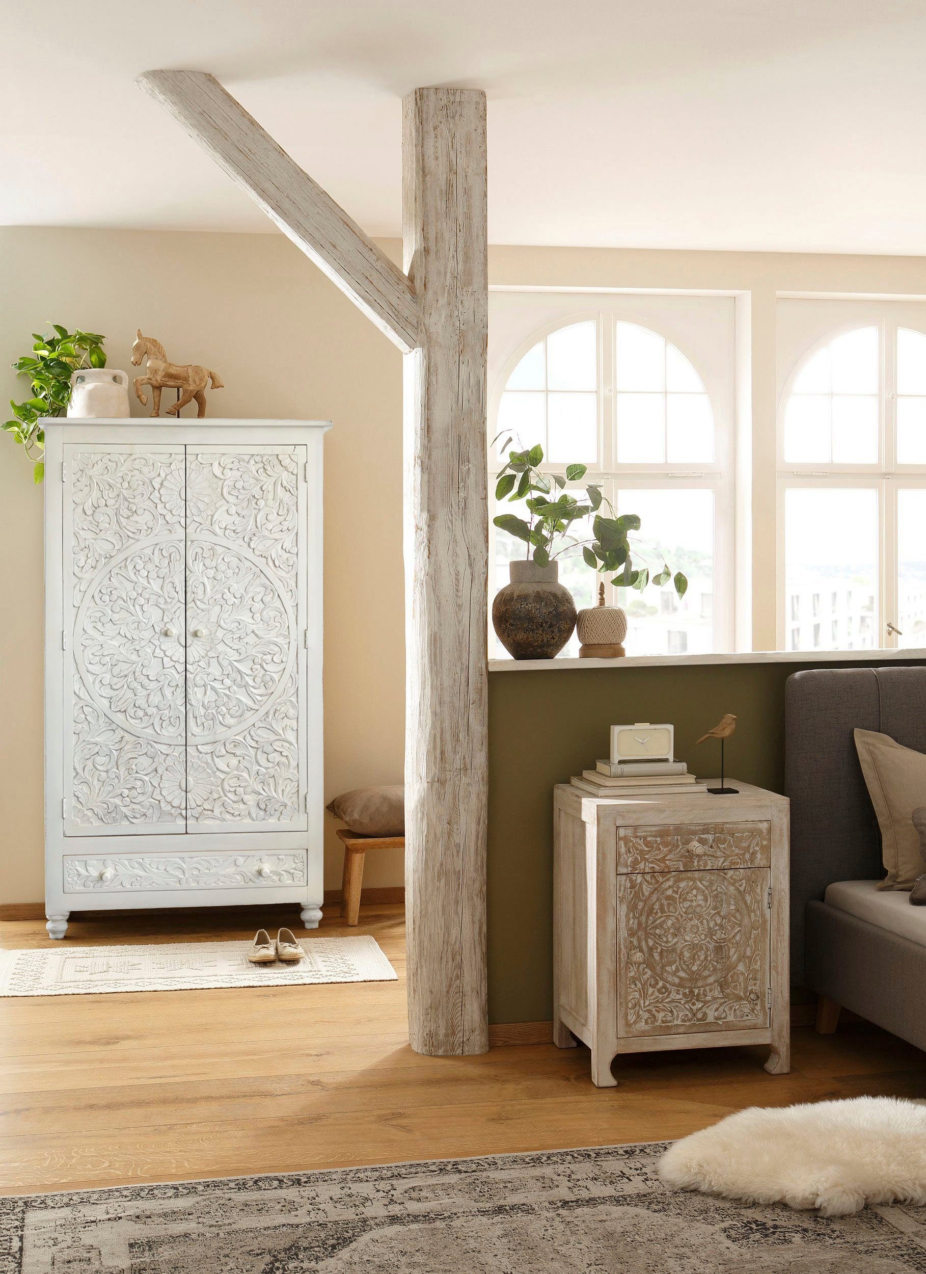 Home affaire Draaideurkast FENRIS gemakkelijk te onderhouden mangohout, met decoratief houtsnijwerk, hoogte 180 cm