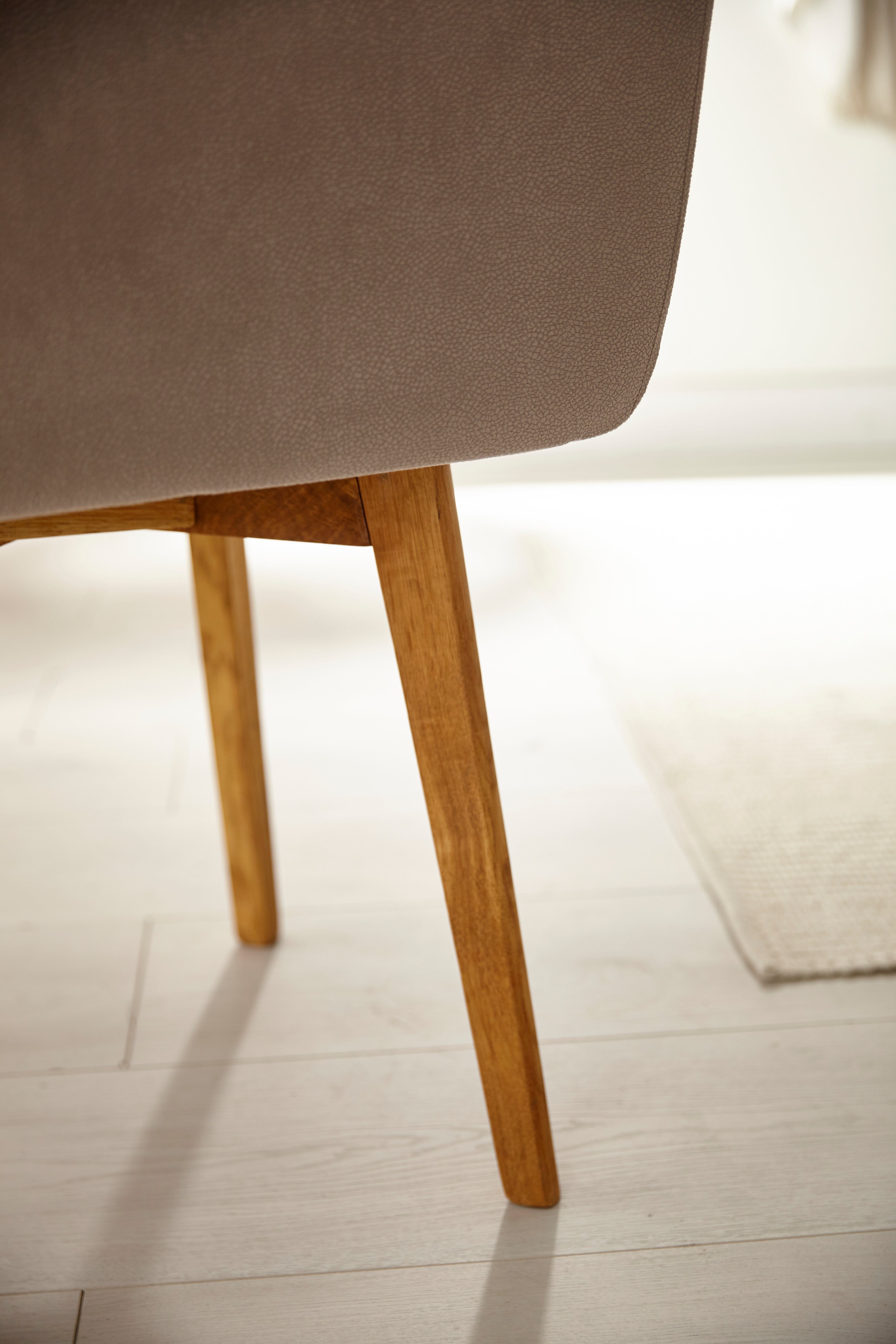 OTTO products Stoel met armleuningen Alessja Bekleding van microvezel, frame van eiken massief hout (set, 2 stuks)