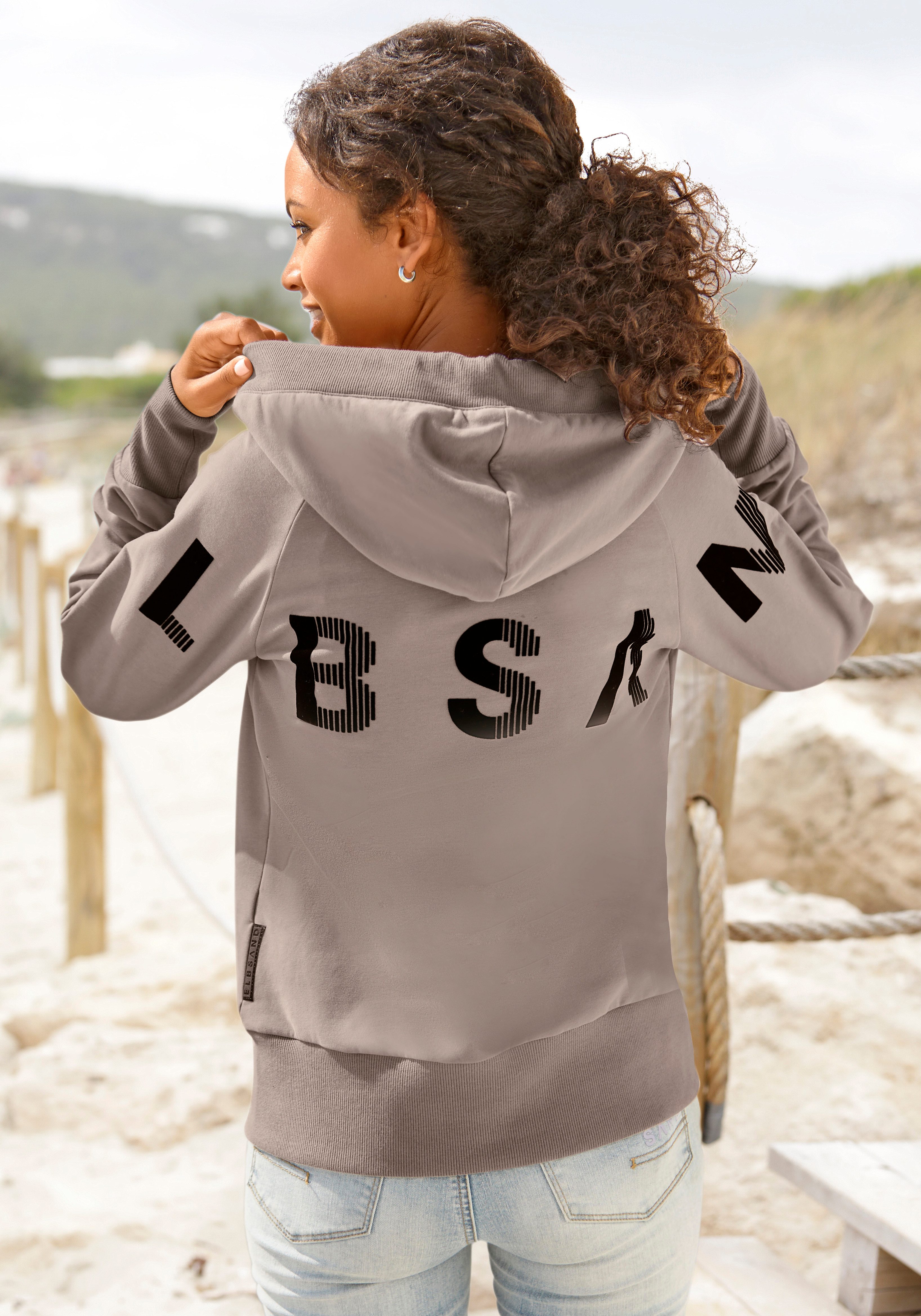 Elbsand Sweatvest Kekoa met grote logoprint achter, comfortabele vrijetijdjack met zakken