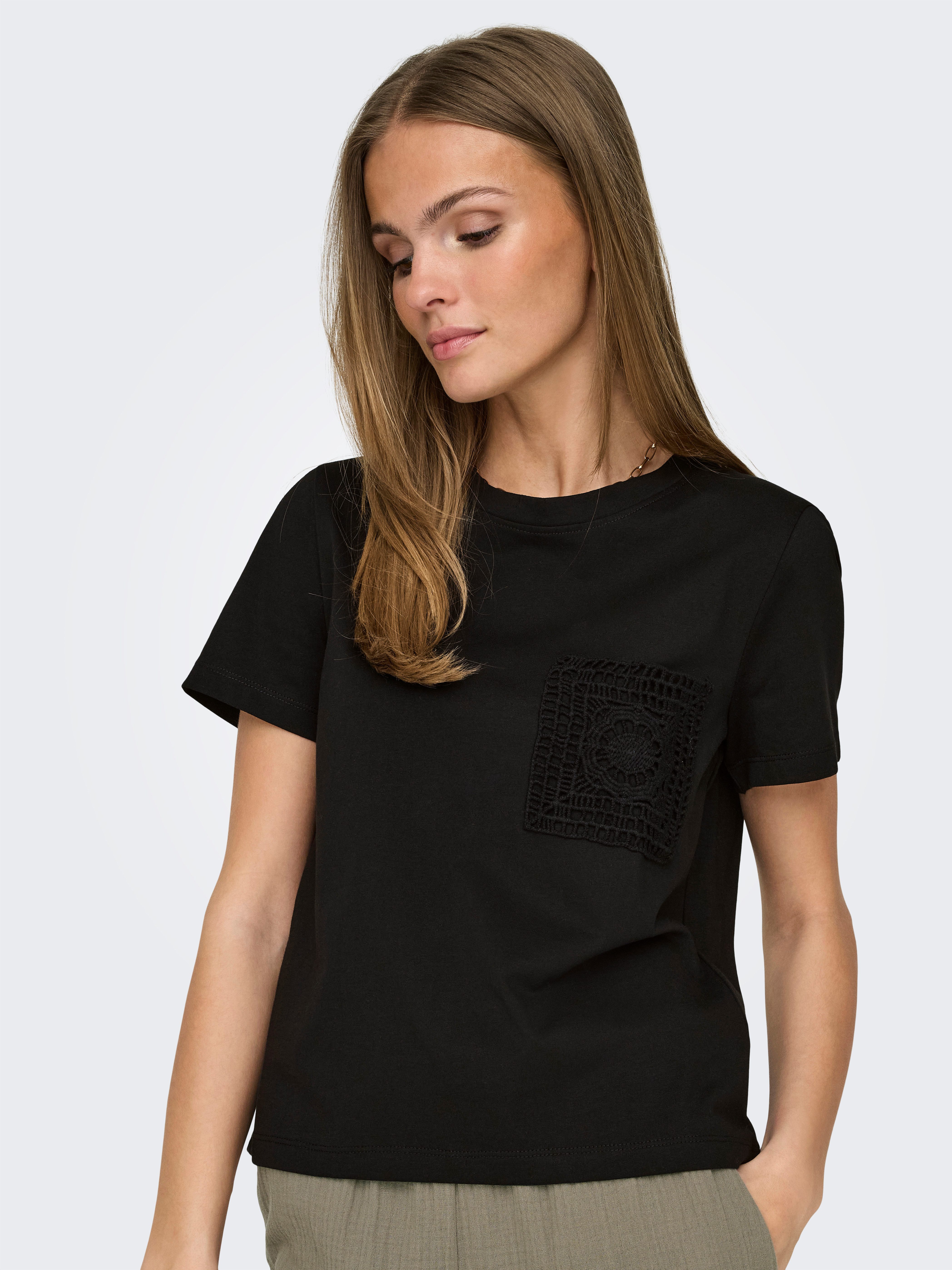 JDY Shirt met korte mouwen JDYSELMA S/S CROCHET POCKET TOP JRS NOOS