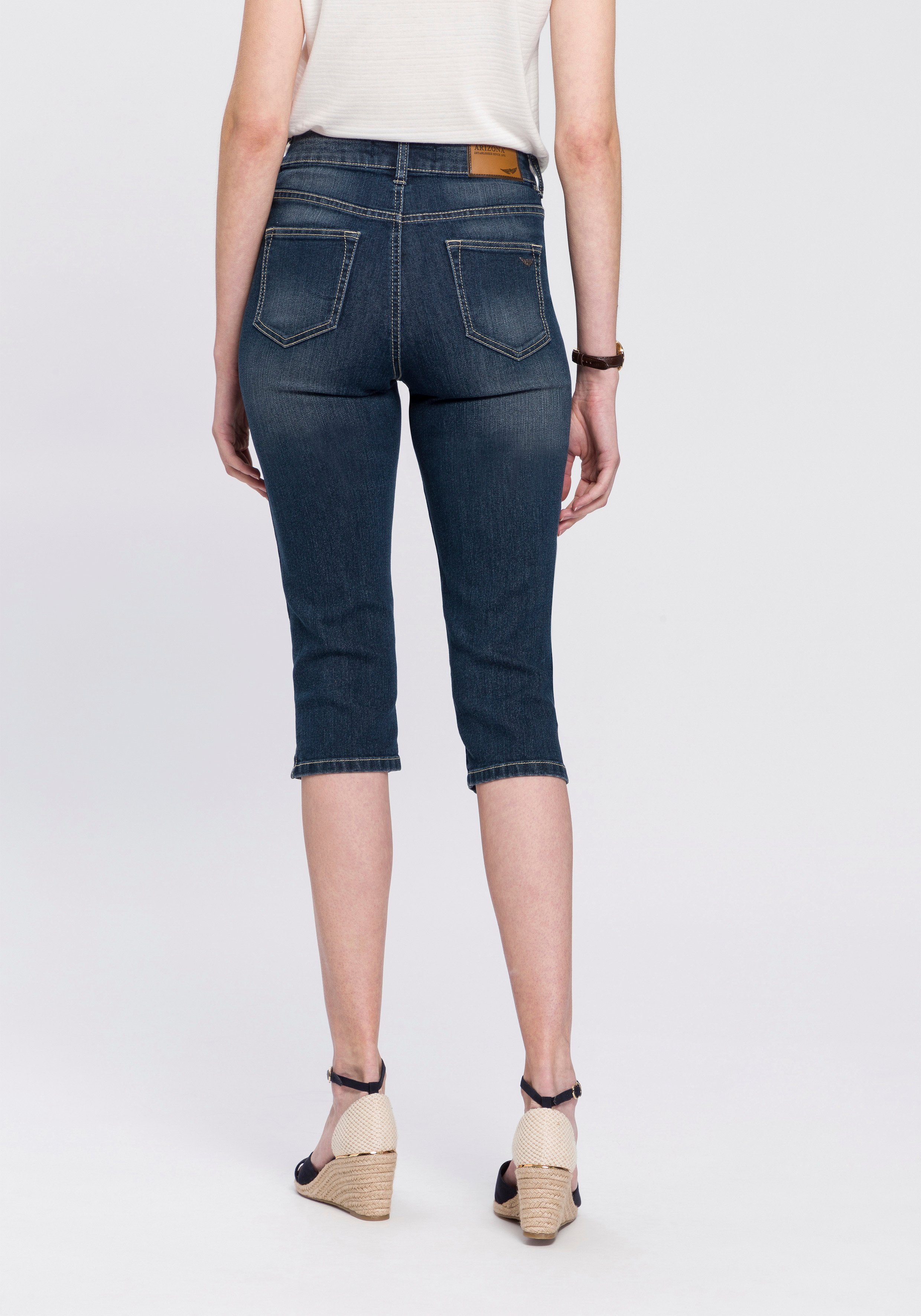 Arizona Capri jeans Met splitje in de zoom smalle pasvorm, met stijlvolle studs, hoge taille