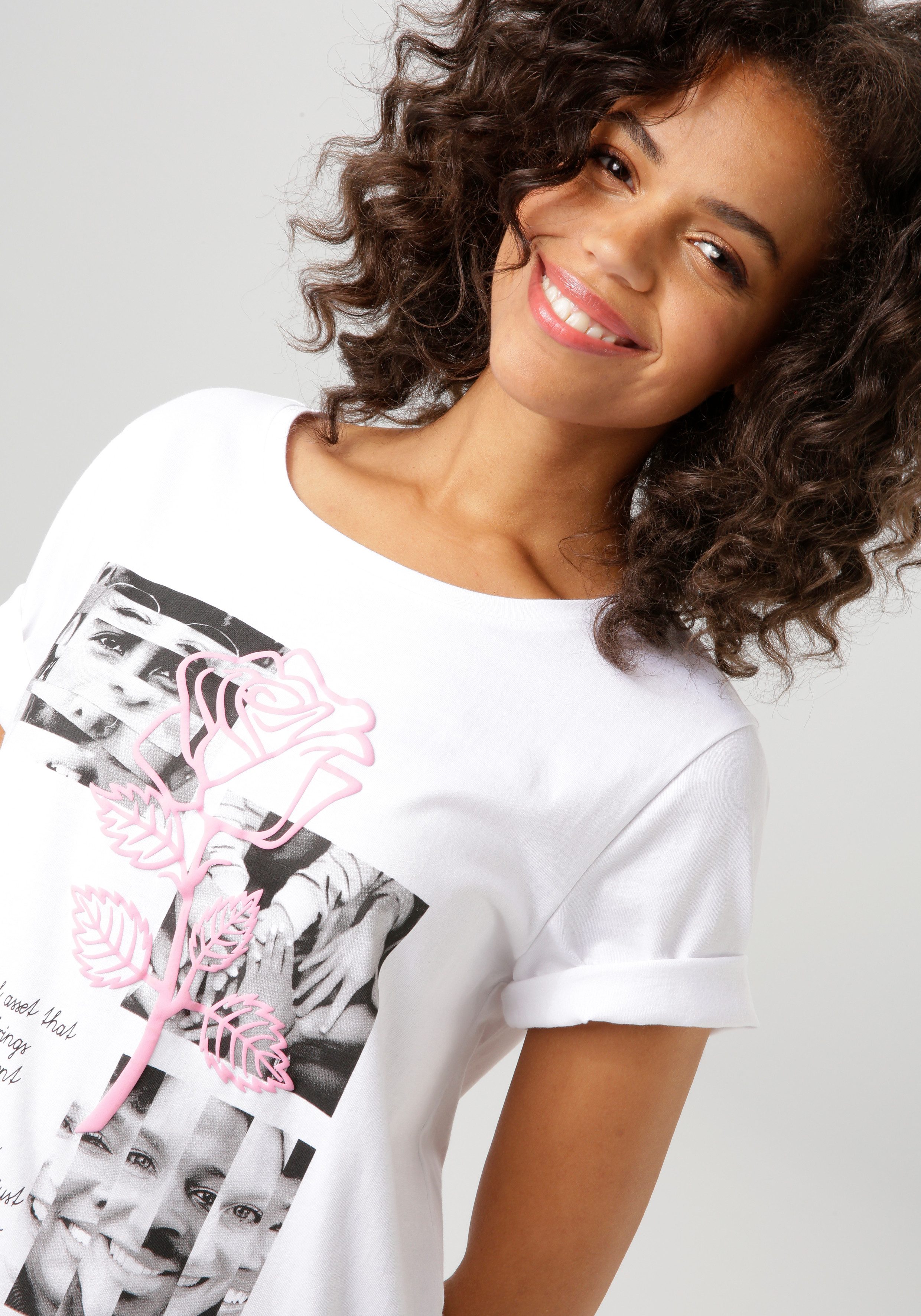 Aniston CASUAL T-shirt met rozenversierde diversity-voorprint