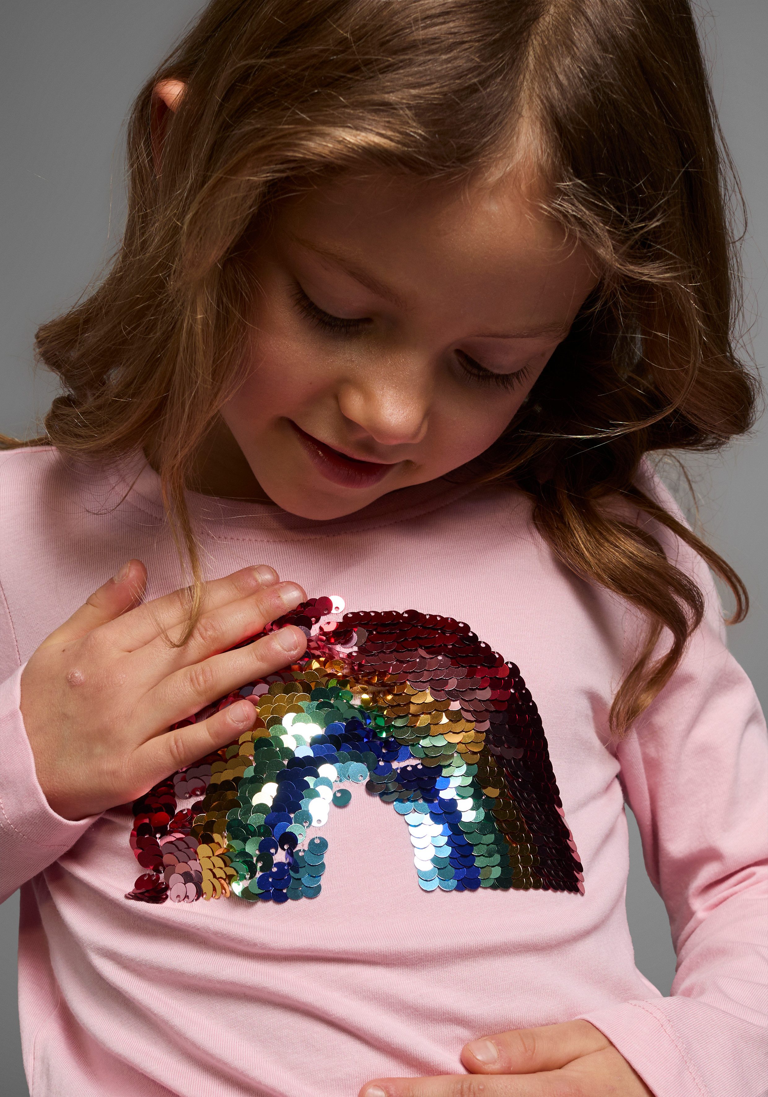 KIDSWORLD Shirt met lange mouwen Regenboog pailletten-applicatie Lange mouwen, basic pasvorm, met glanzende pailletten-applicaties