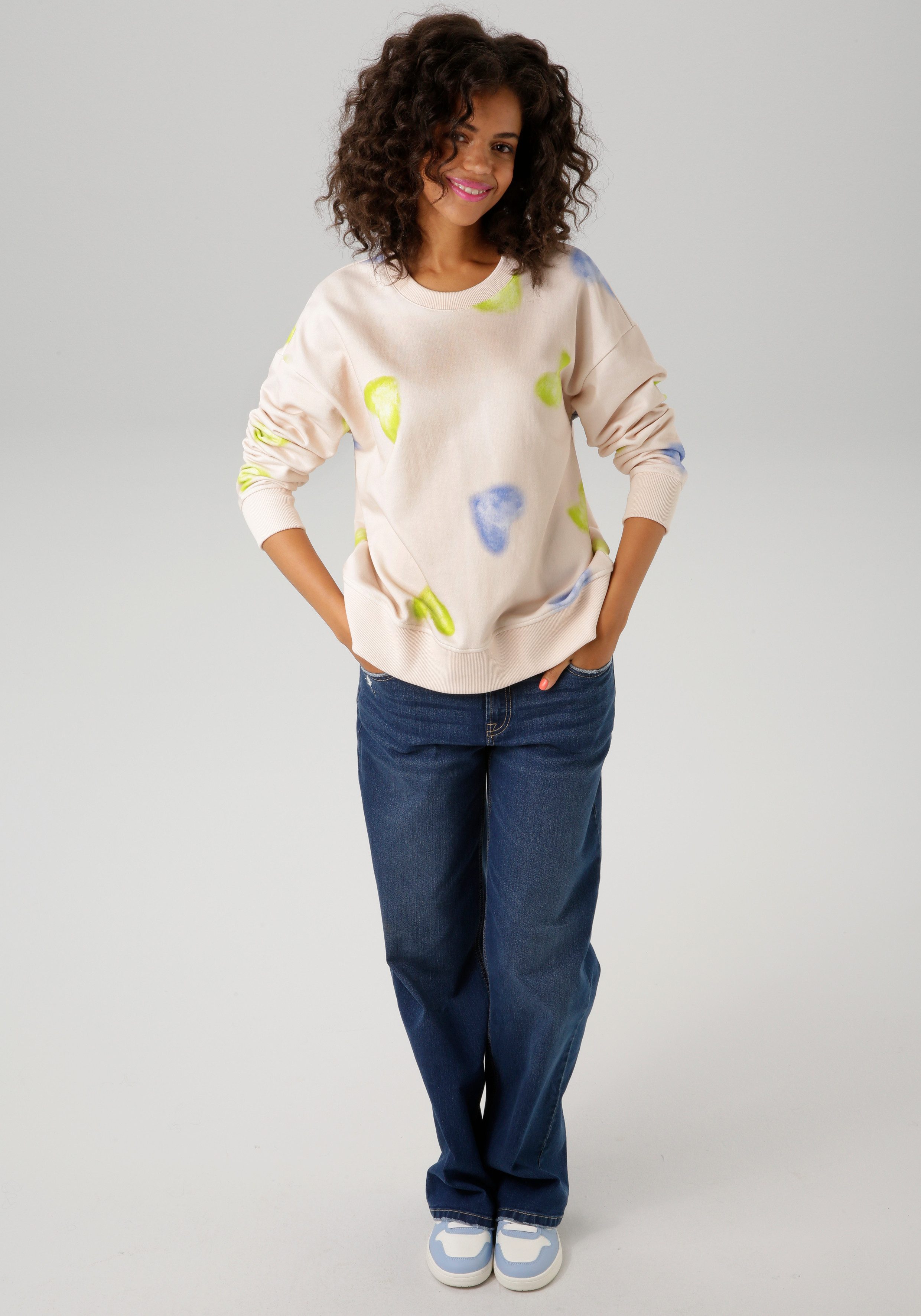 Aniston CASUAL Sweatshirt met batik-harten bedrukt - nieuwe collectie