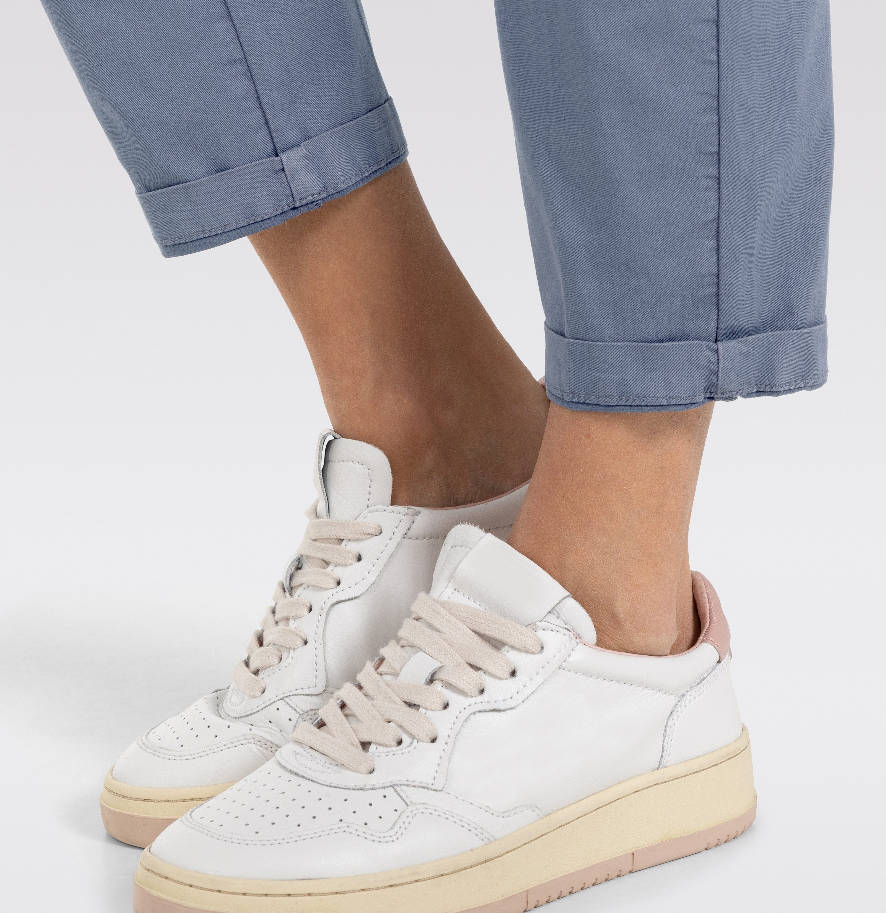 MAC Chino turn up met subtiele glans, elegant en sportief tegelijk