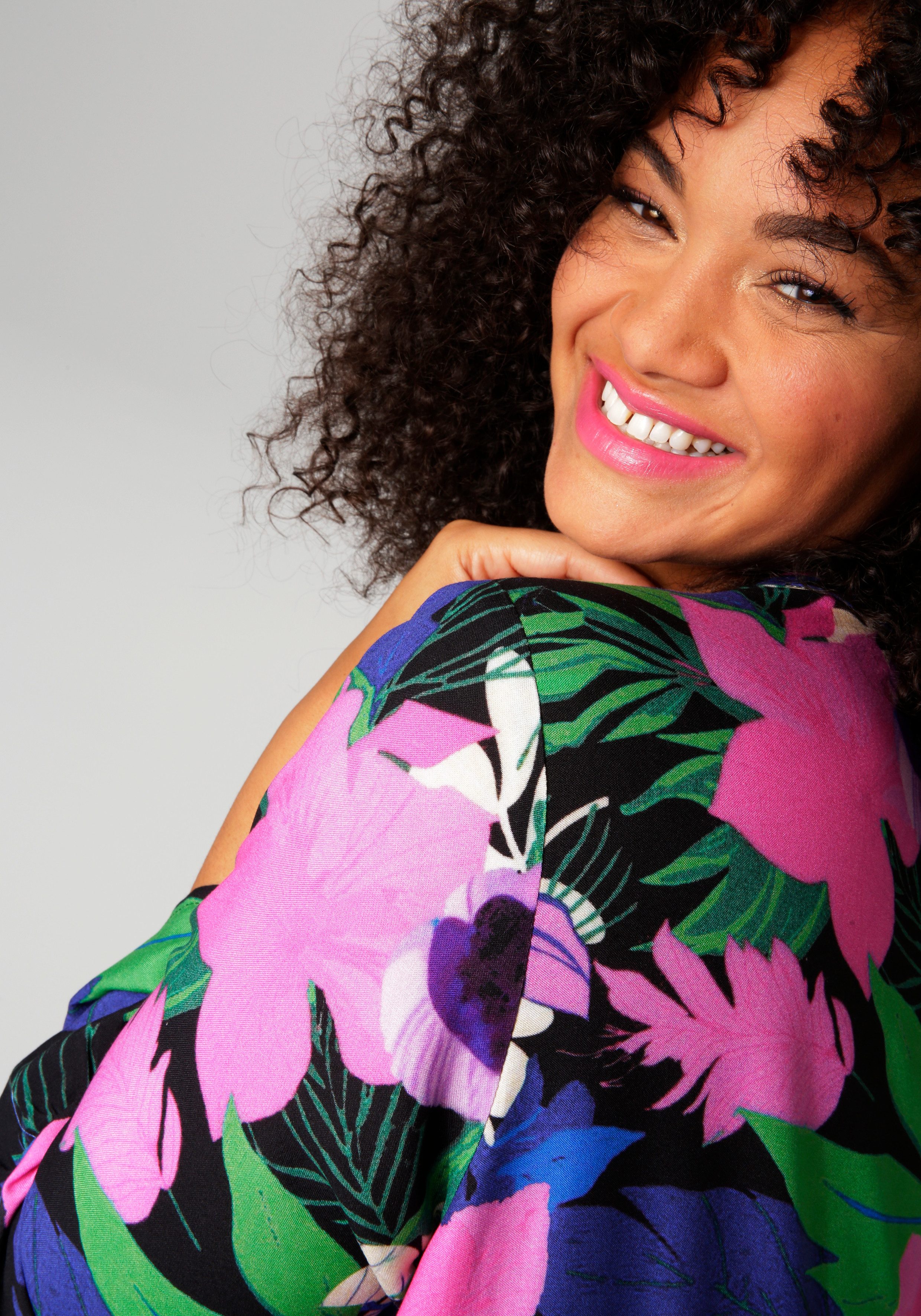 Aniston PLUS Midi-jurk met kleurrijke, grootschalige bloemenprint - nieuwe collectie