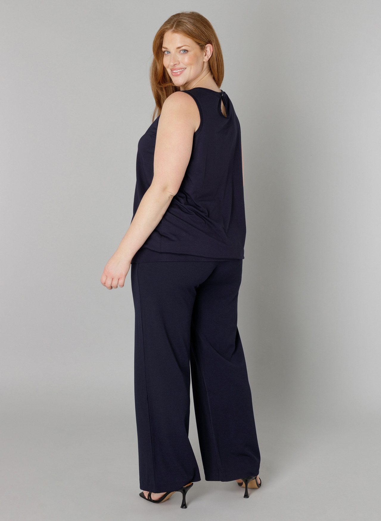 Base Level Curvy Lange top Yasmina Modellerende boord bij de zoom