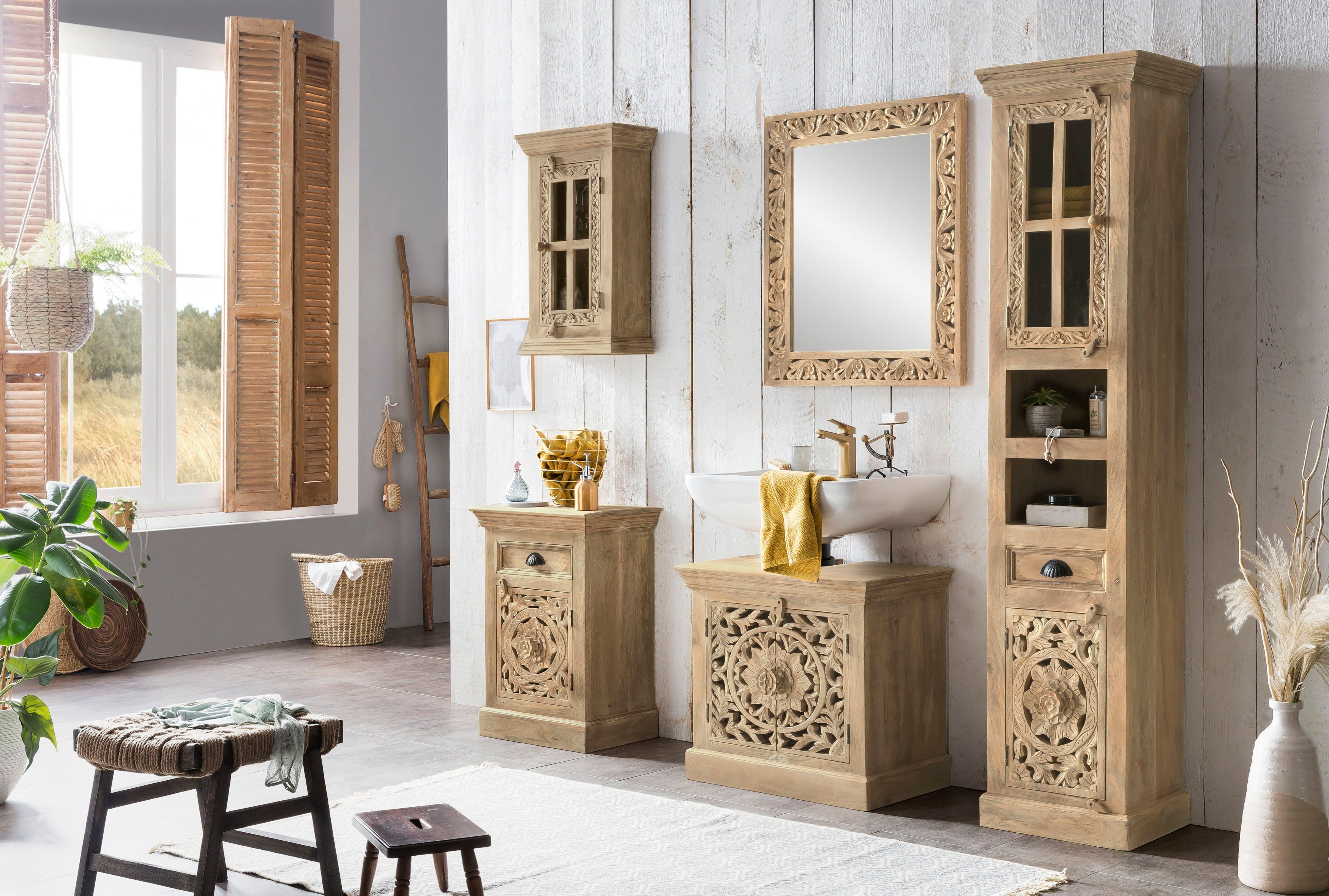 SIT Kast Met luxueuze houtsnijwerk