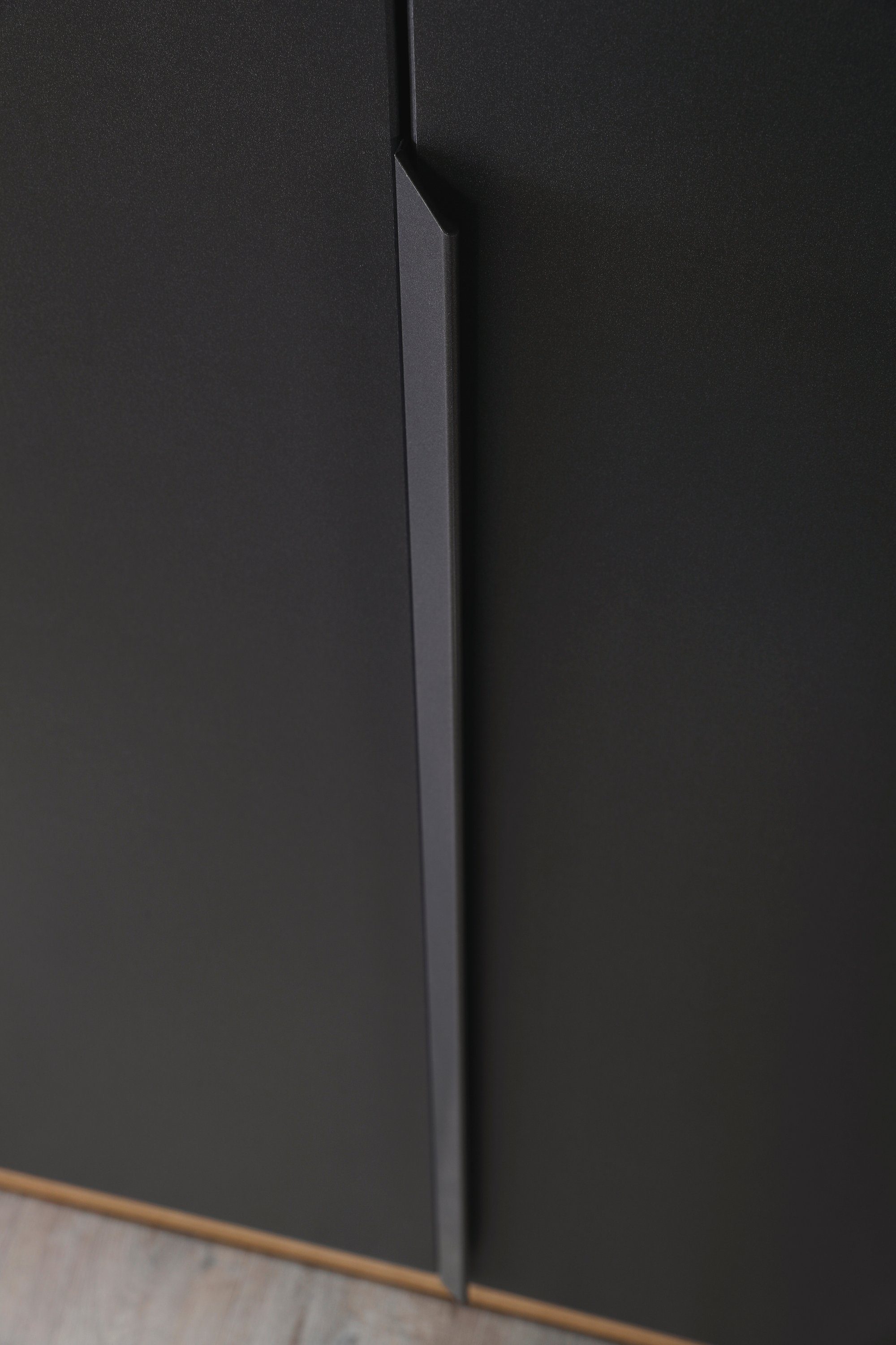 rauch Draaideurkast Dark&Wood by Quadra Spin in industriële stijl met metalen stanggrepen, met spiegel
