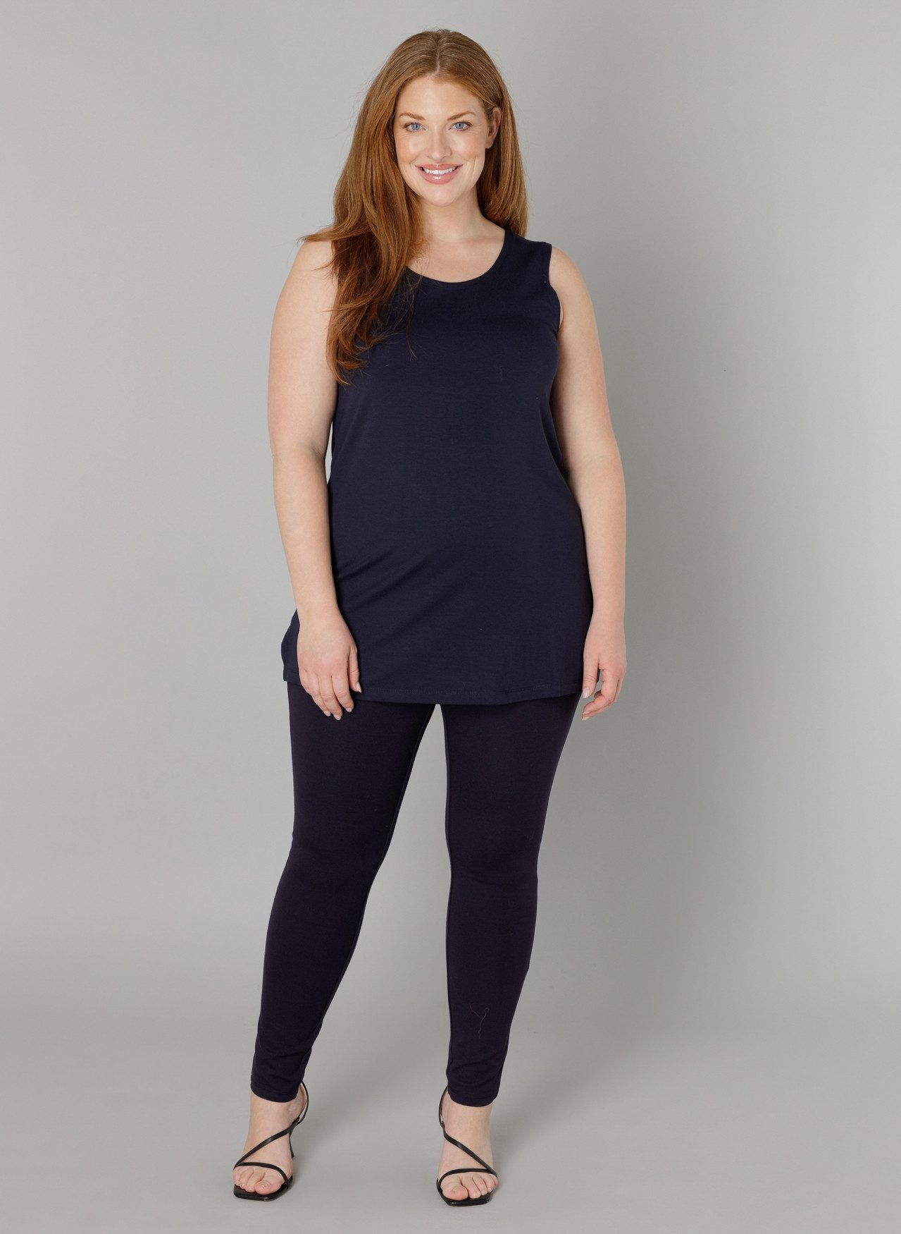Base Level Curvy Top Over de heupen vallend model met splitjes bij de zoom
