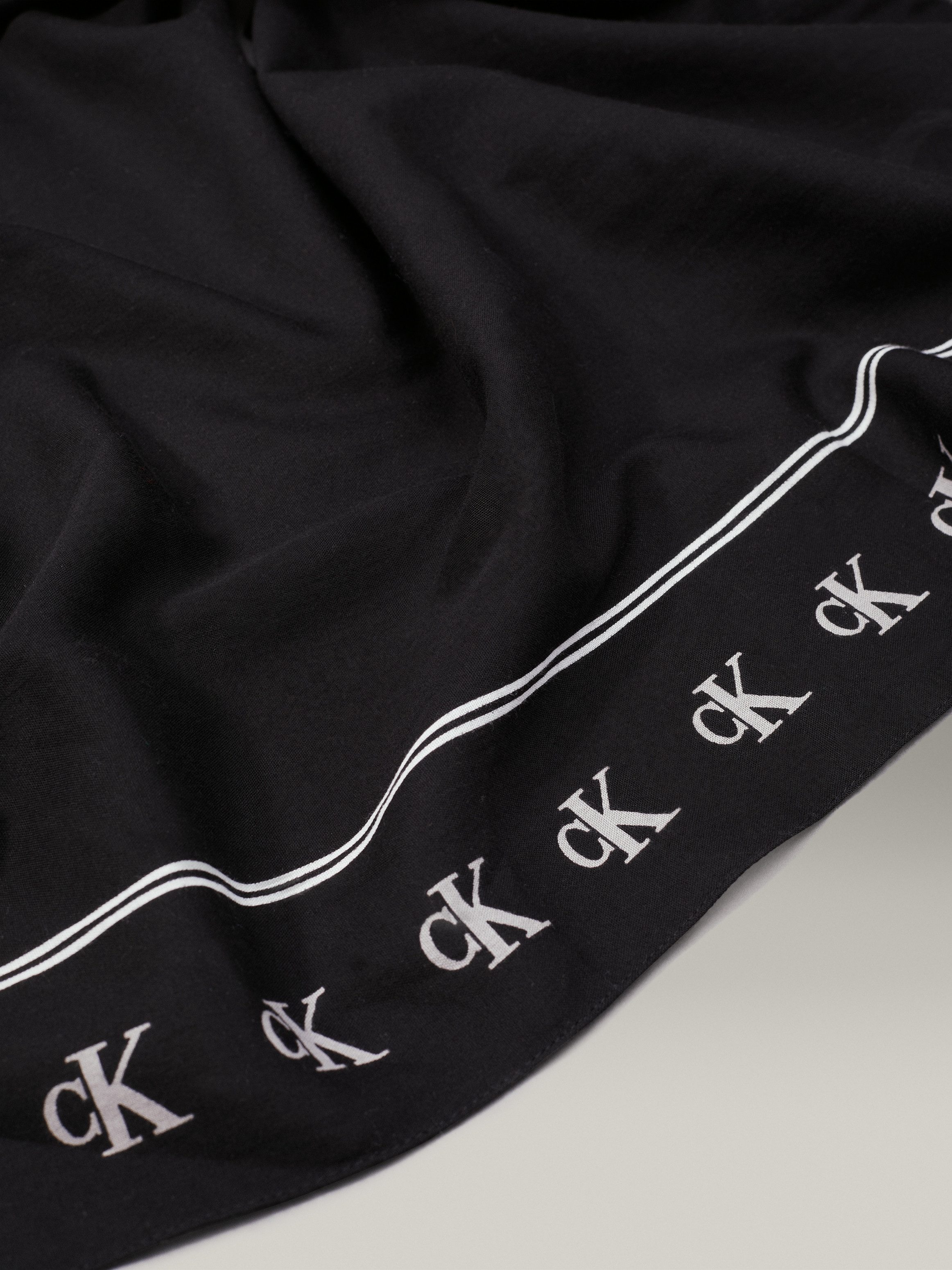 Calvin Klein Sjaal BOLD MONO LOGO SHAWL 130X130
