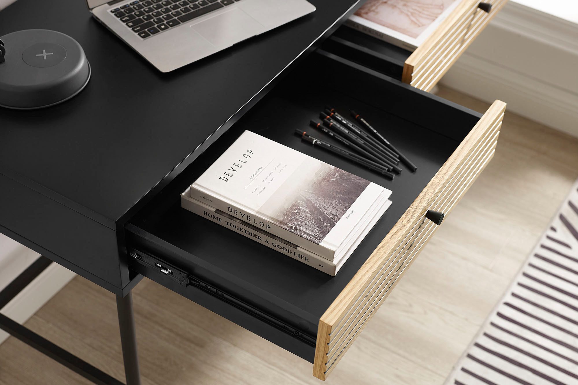 SalesFever Bureau in scandi design, sidetable