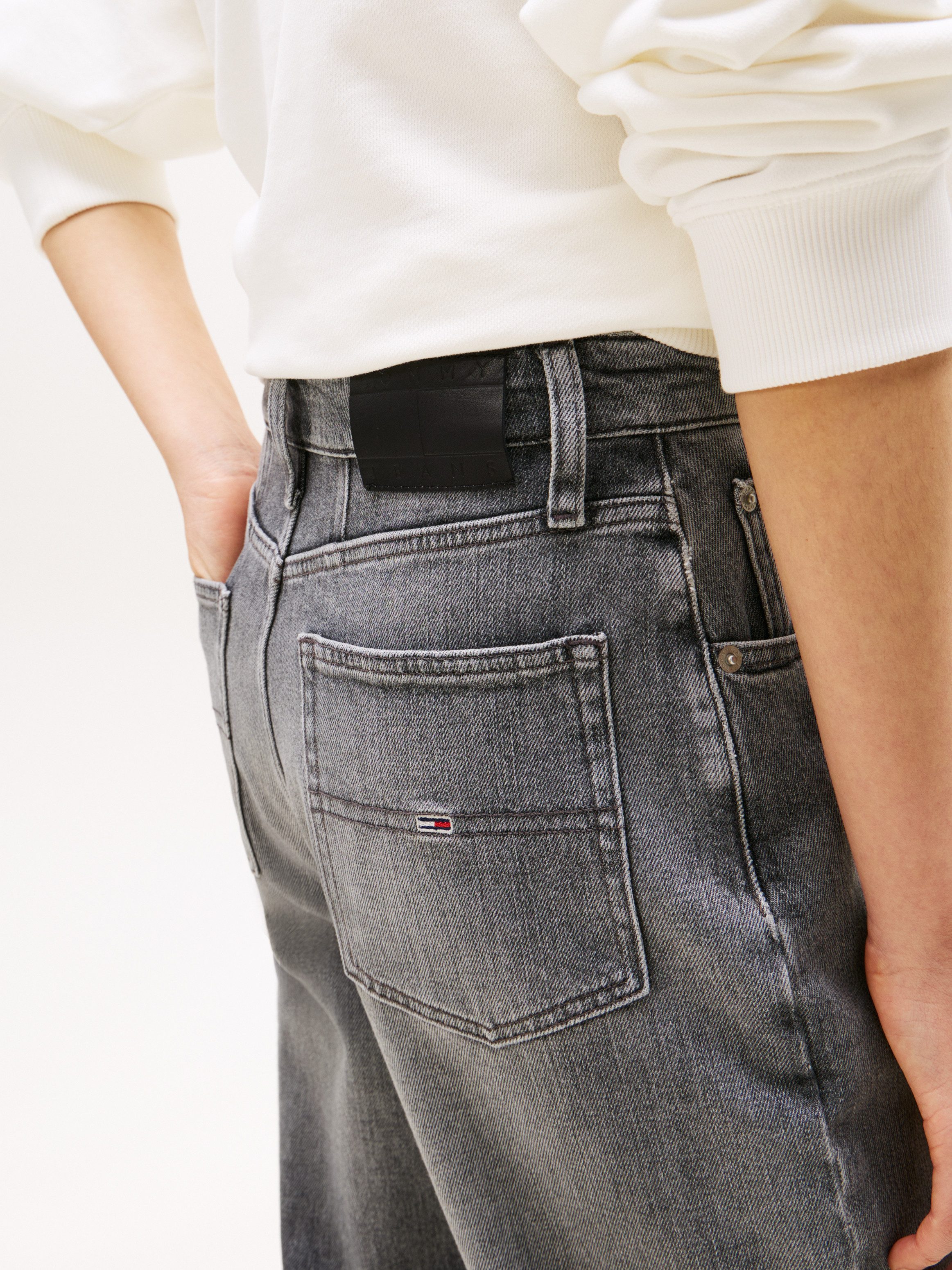 TOMMY JEANS Mom jeans High waist - Mom-Jeans Tapered met logo-borduurwerk, in enkelvrije lengte
