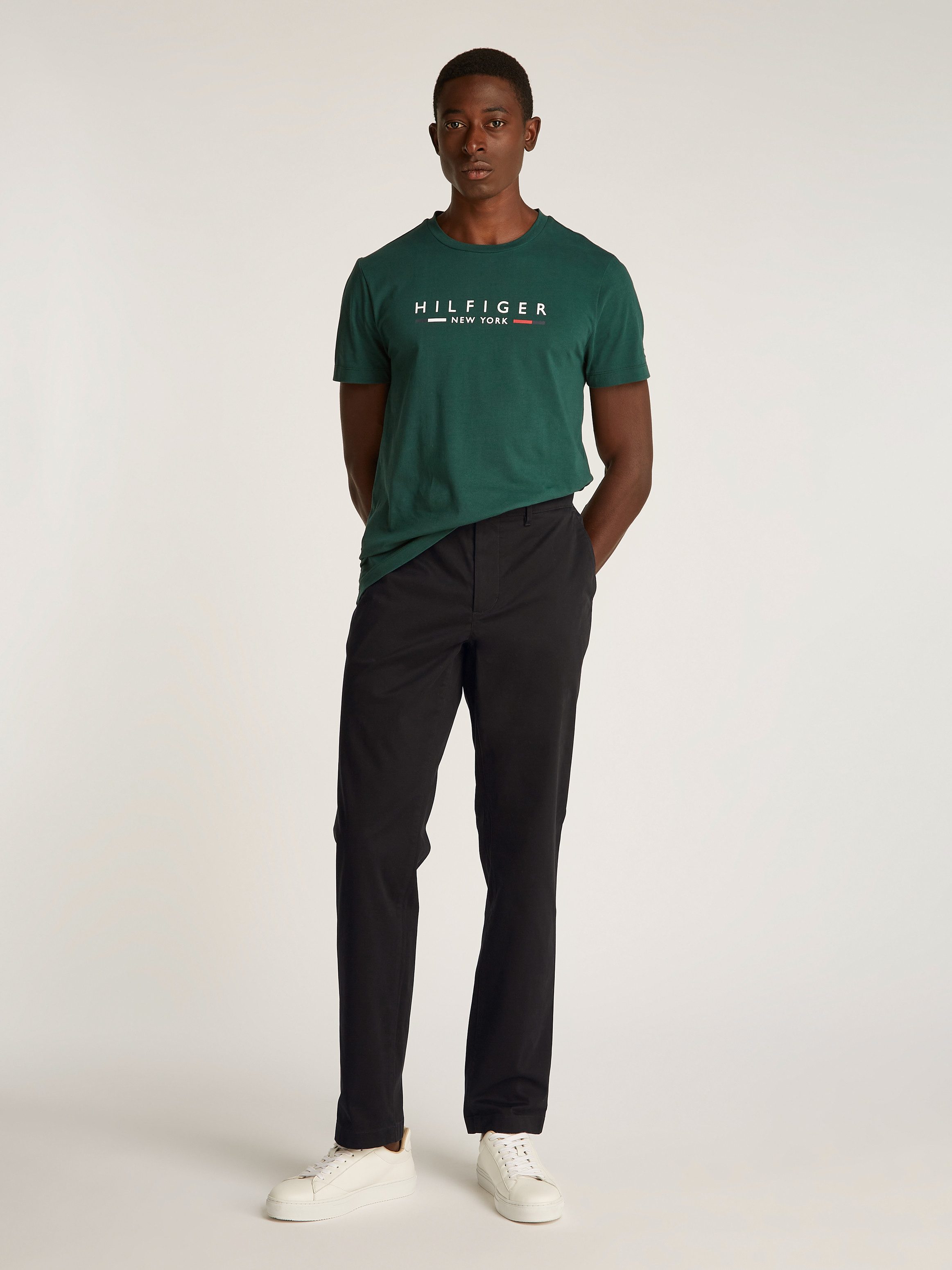 Tommy Hilfiger Chino DENTON CHINO SATIN met achterzakken met knoop, logo-borduursel