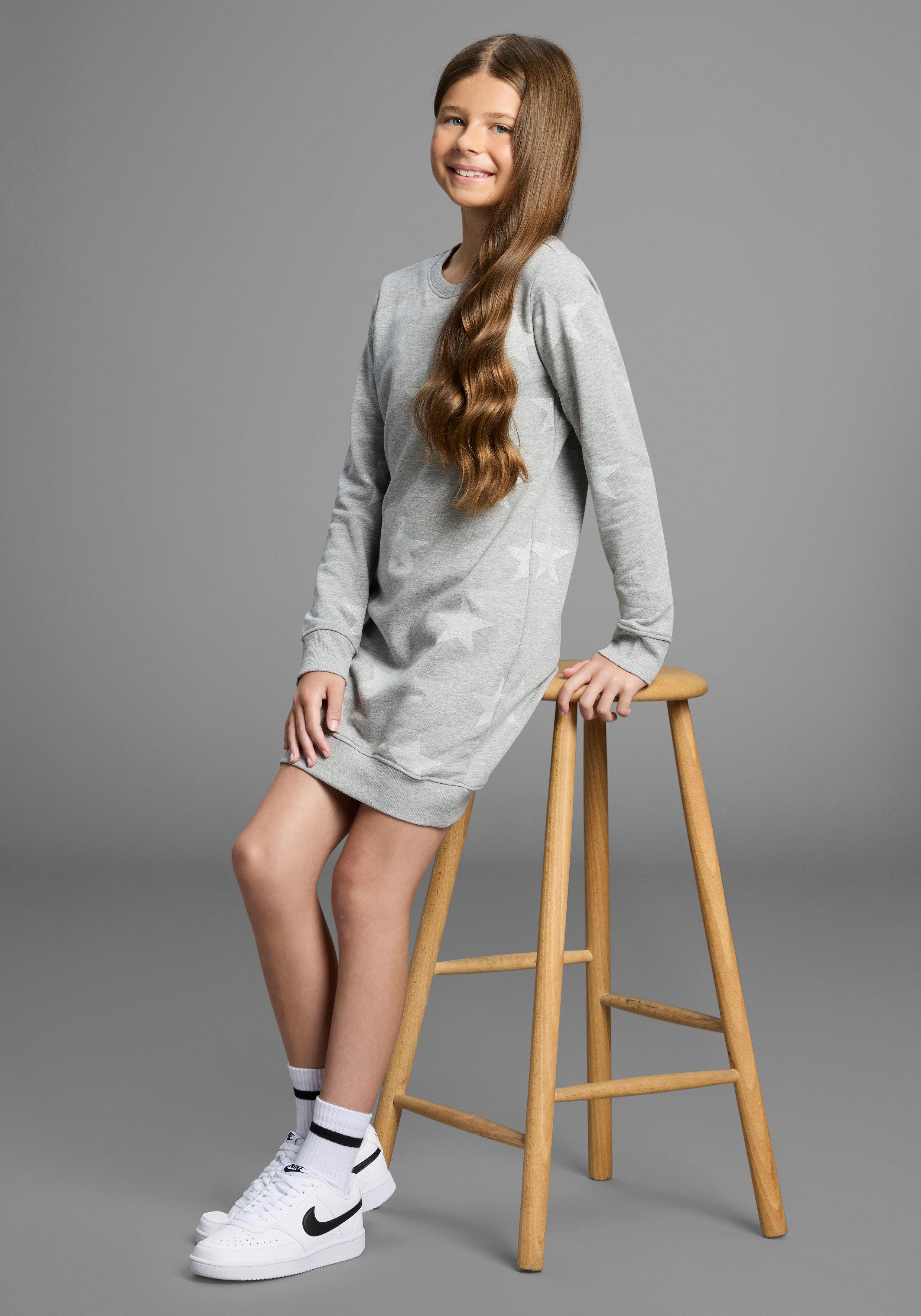 KIDSWORLD Sweatjurk Sterren-allover jurk voor dagelijks gebruik, ca. halverwege bovenbeen lengte, sportieve touch