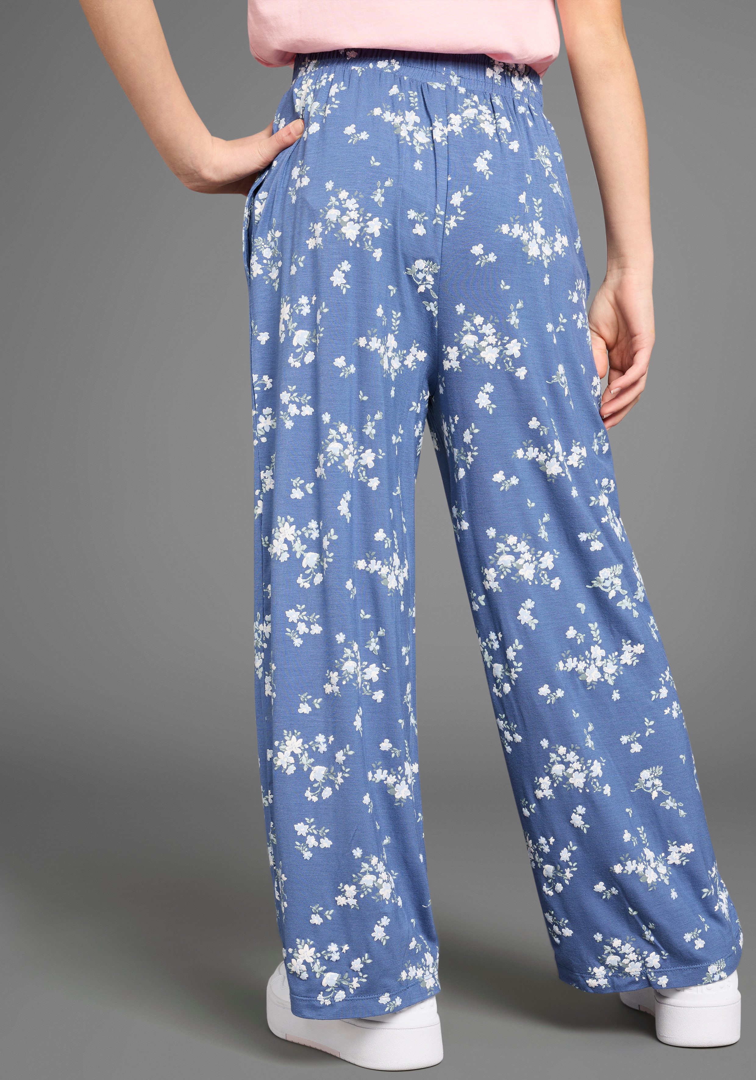 KIDSWORLD Comfortbroek Viskose broek met bloemendruk Trendige broek met bloemenmotief