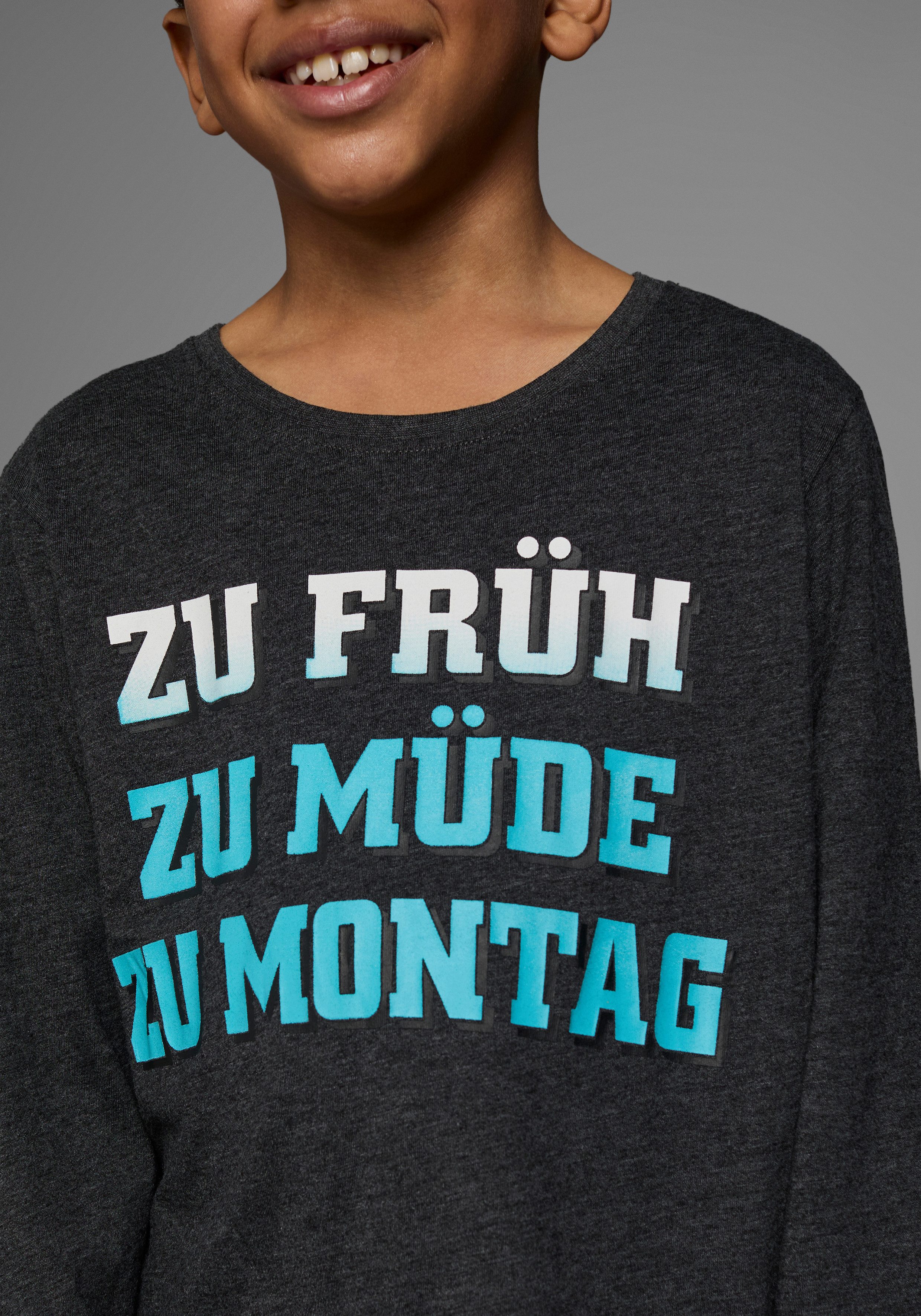 KIDSWORLD Shirt met lange mouwen ZU FRÜH, ZU MÜDE, ZU MONTAG Lange mouwen, basic pasvorm, met stijlvolle print, ronde hals