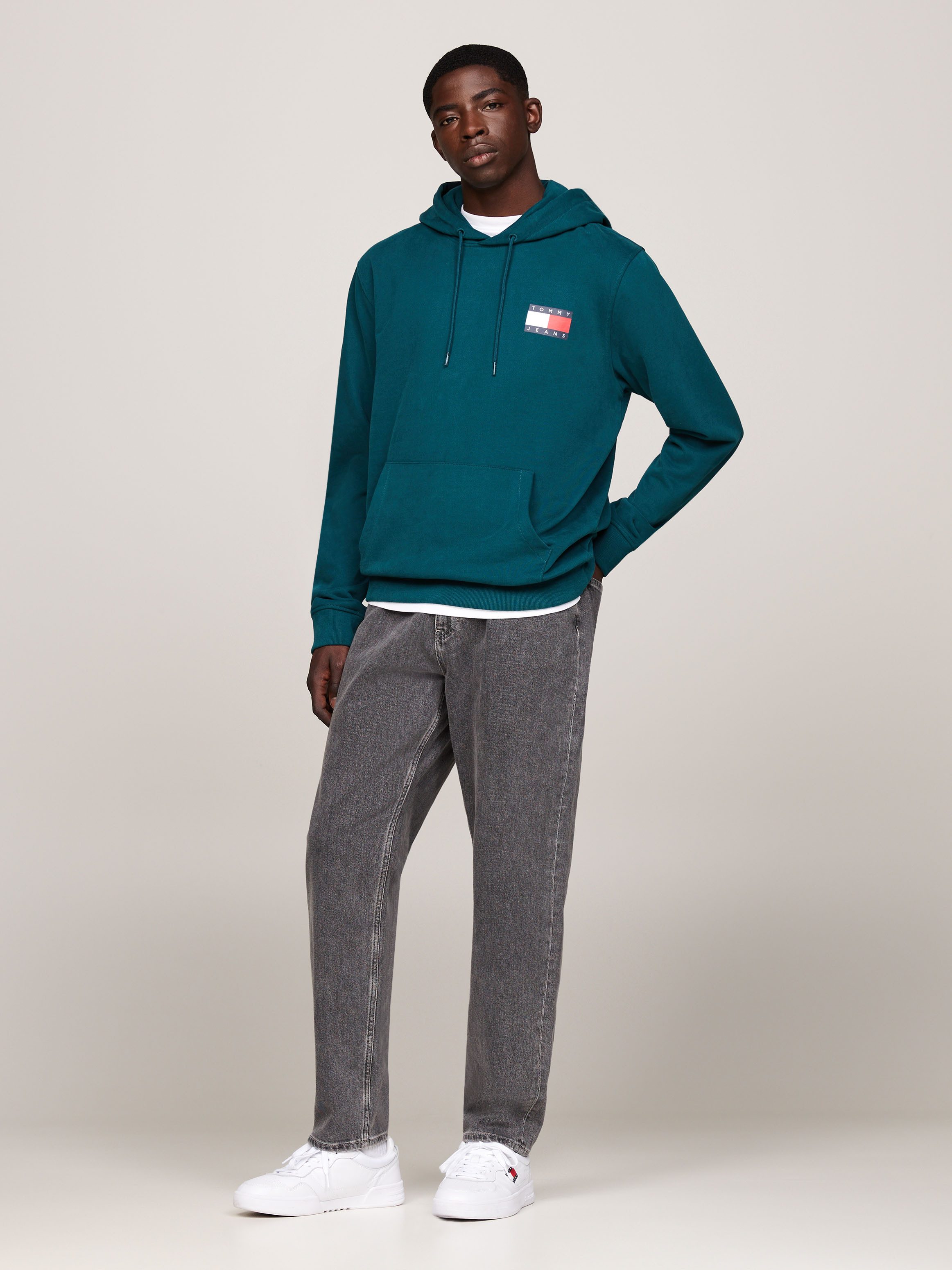 TOMMY JEANS Sweatshirt TJM REG ESSENTIAL FLAG HOOD EXT met bedrukte merklogo op borsthoogte