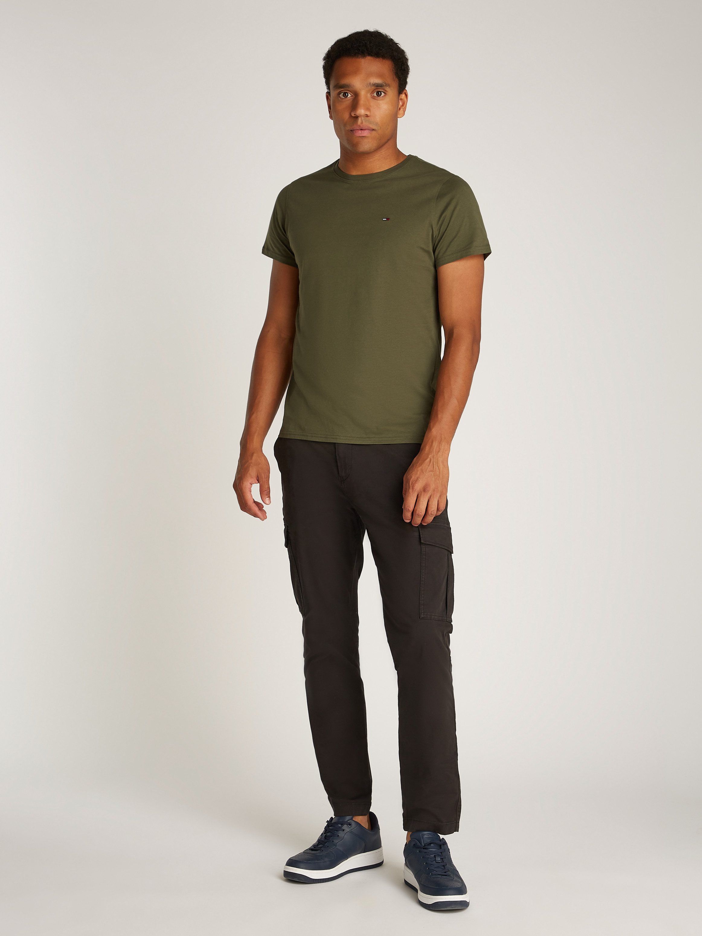 TOMMY JEANS T-shirt TJM ESSENTIAL SOLID TEE met ronde hals en subtiele logo-vlag
