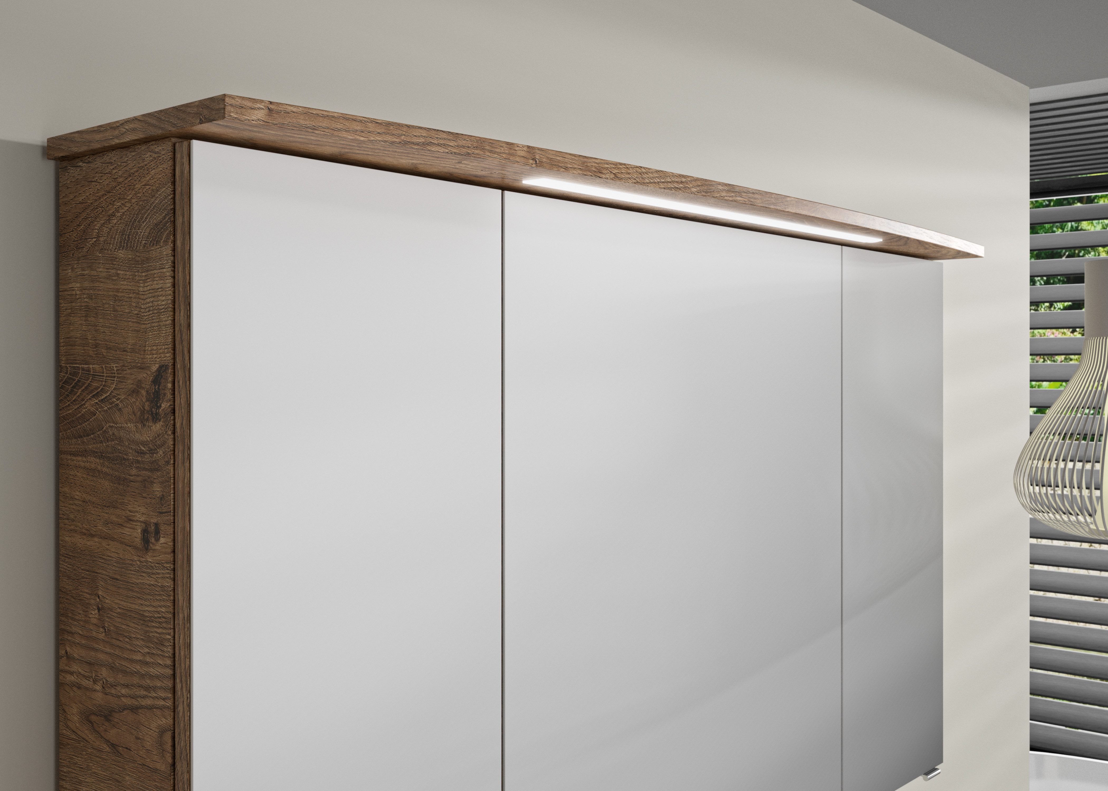 Saphir Badkamerspiegelkast Serie 4010 badkamer spiegelkast incl. LED-verlichting in krans Badkast 122 cm breed, 3 deuren, 6 glazen legplanken, incl. deurdemper