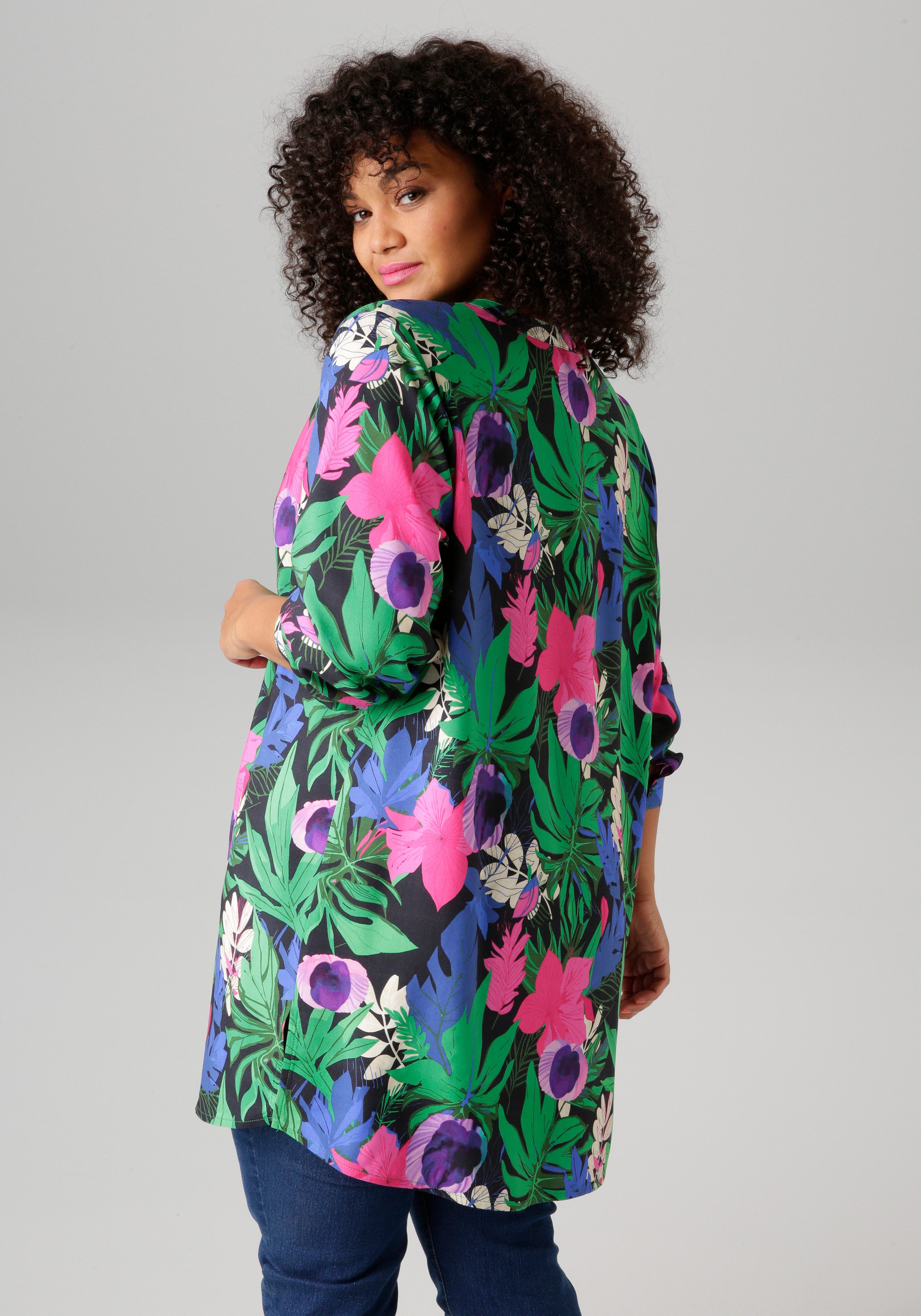 Aniston PLUS Lange blouse met tropische bloemen en bladeren bedrukt - nieuwe collectie