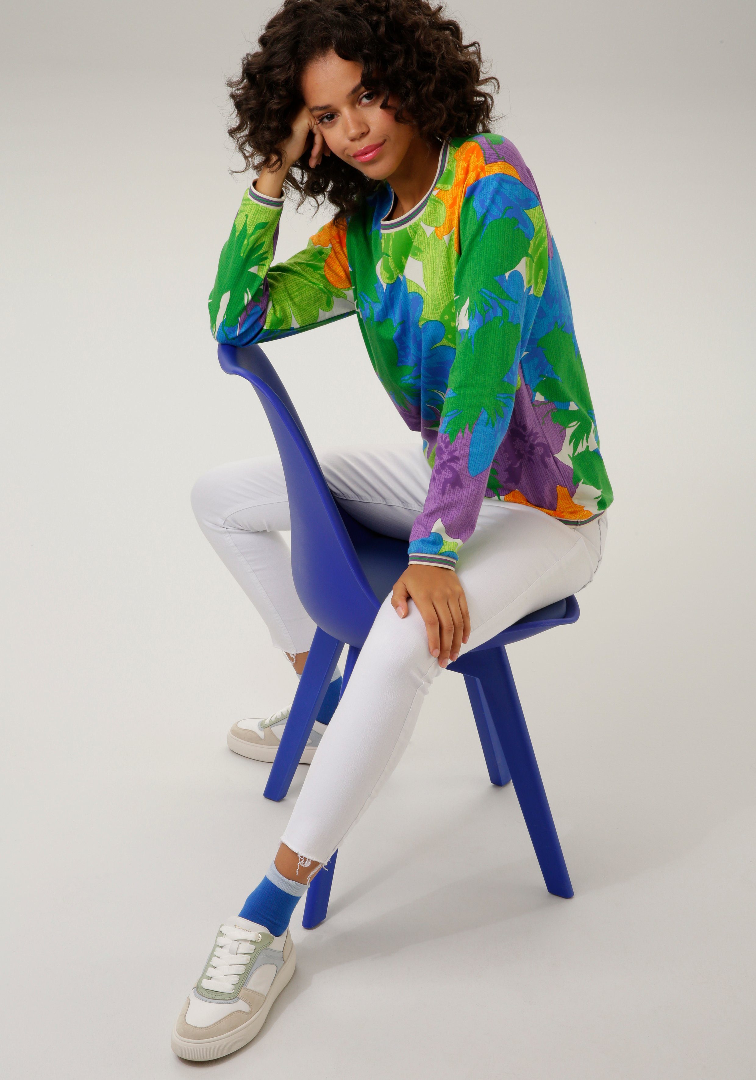 Aniston CASUAL Sweatshirt bedrukt met grote bloemen en bladeren