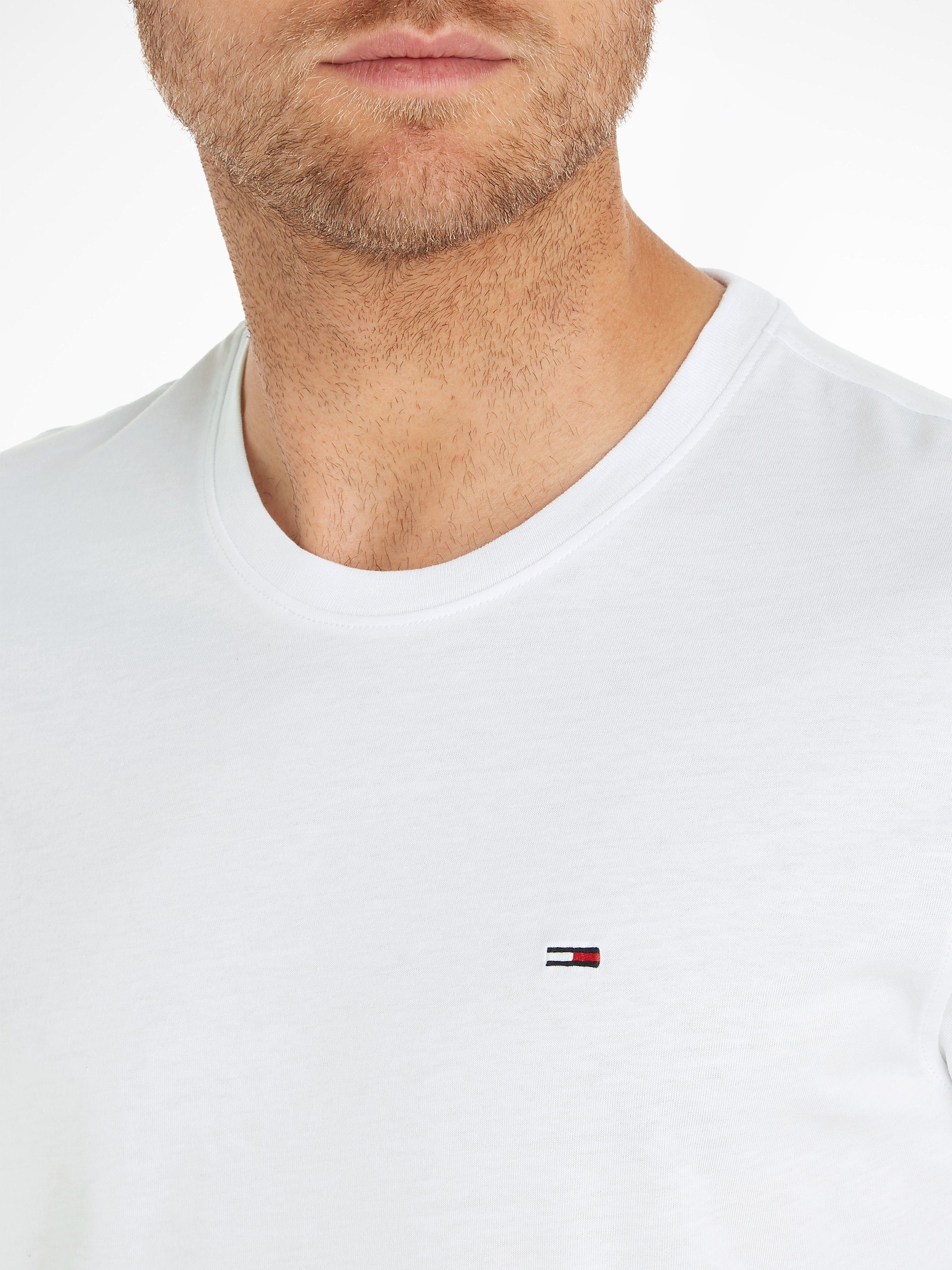 TOMMY JEANS T-shirt TJM ESSENTIAL SOLID TEE met ronde hals en subtiele logo-vlag