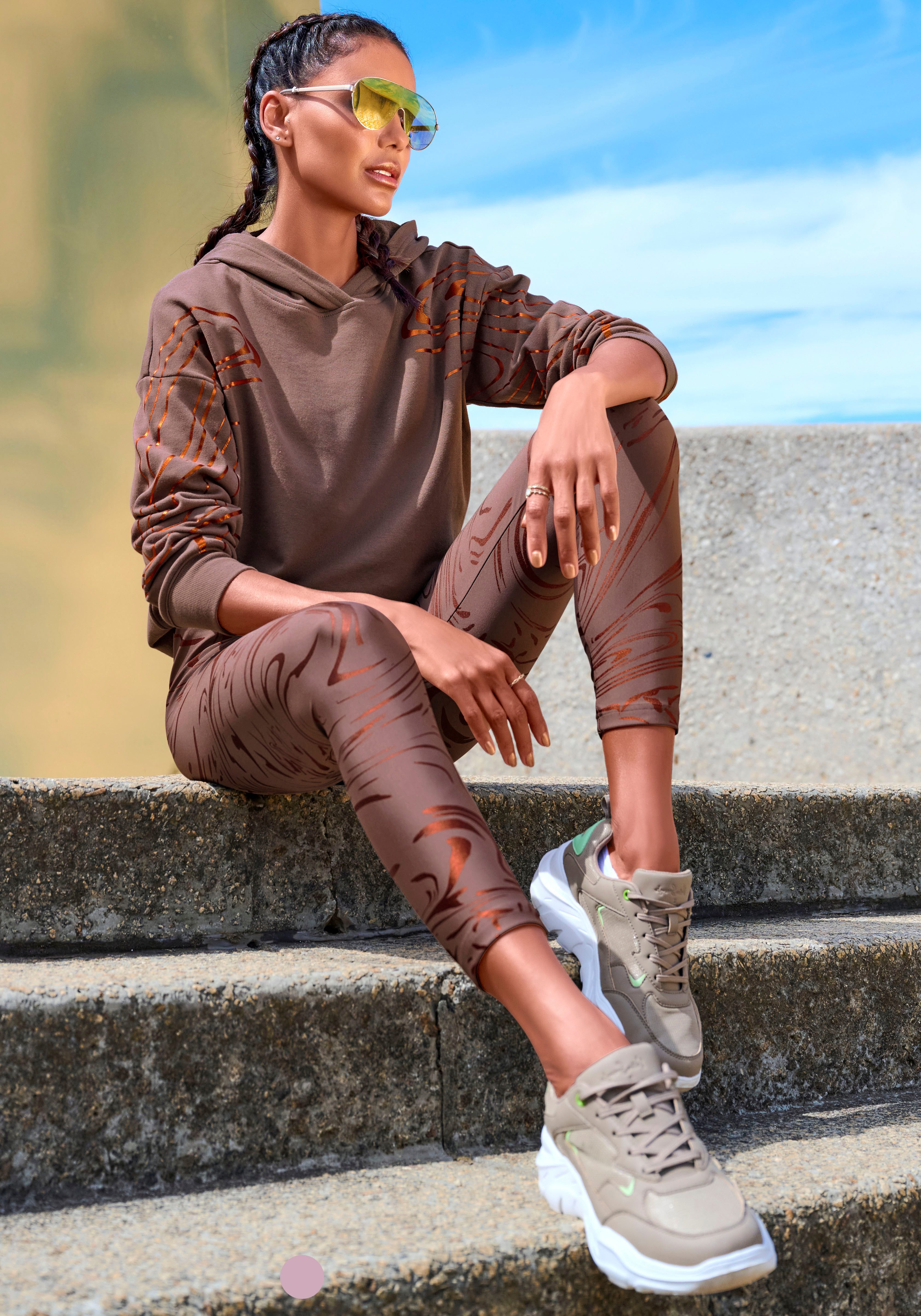 active by Lascana Functionele legging Sportleggings met glanzende print en 3D-tekst