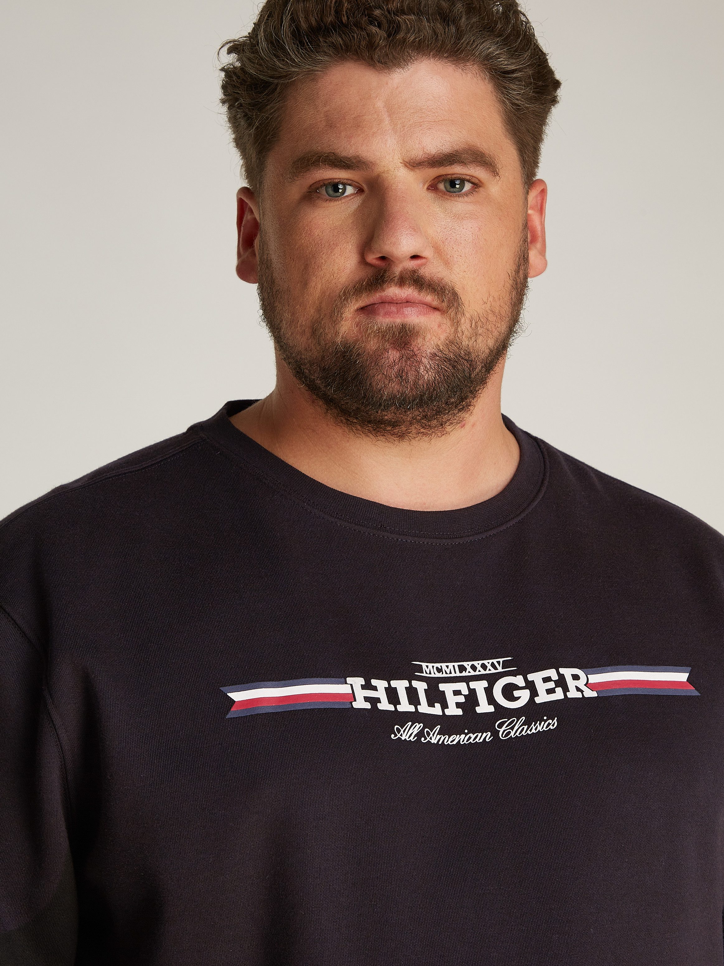Tommy Hilfiger Sweatshirt BT-HILFIGER STRIPE SWEATSHIRT-B in grote maten print in het midden van de borst