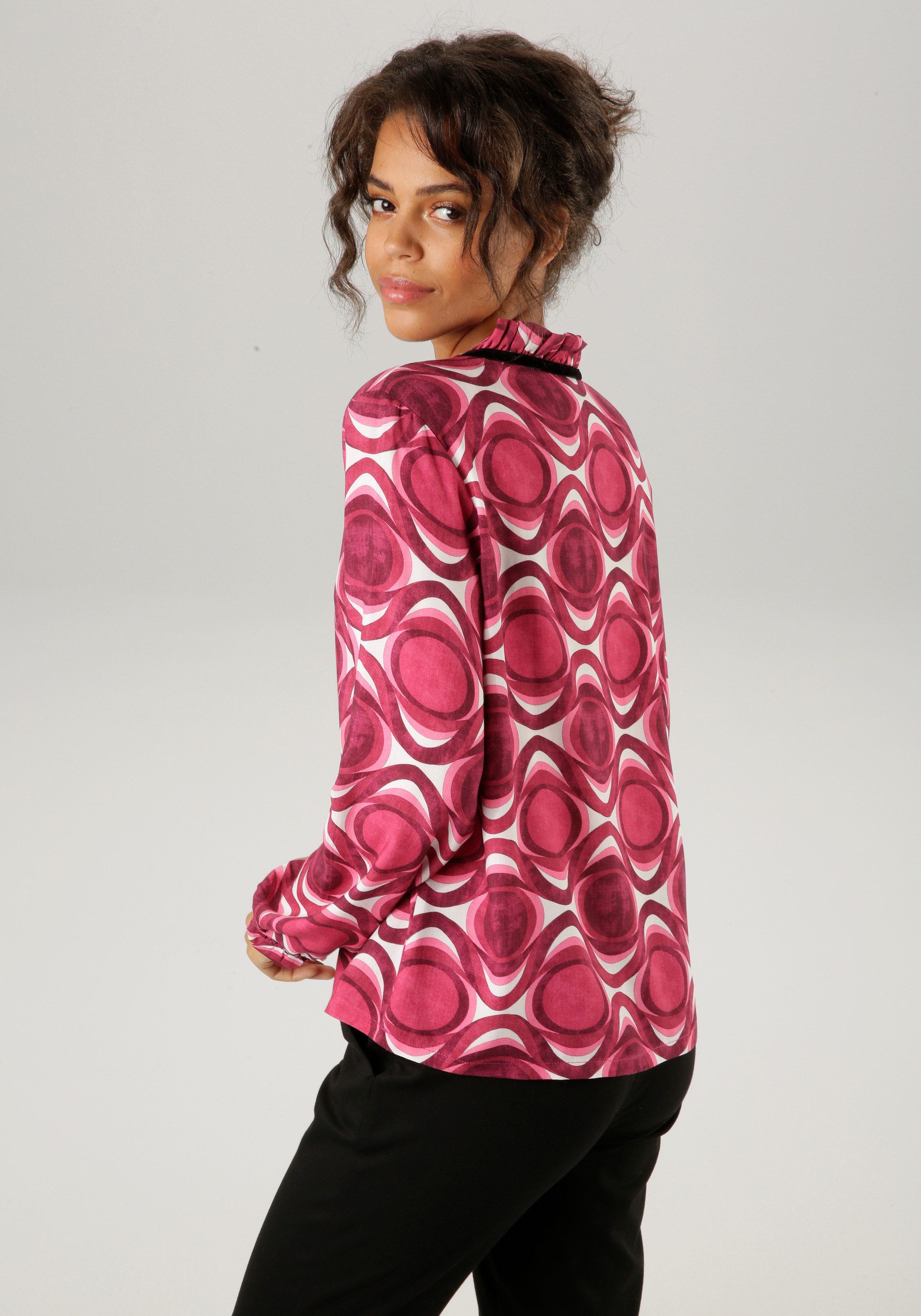 Aniston CASUAL Blouse zonder sluiting met trendy gekleurde, grafische print