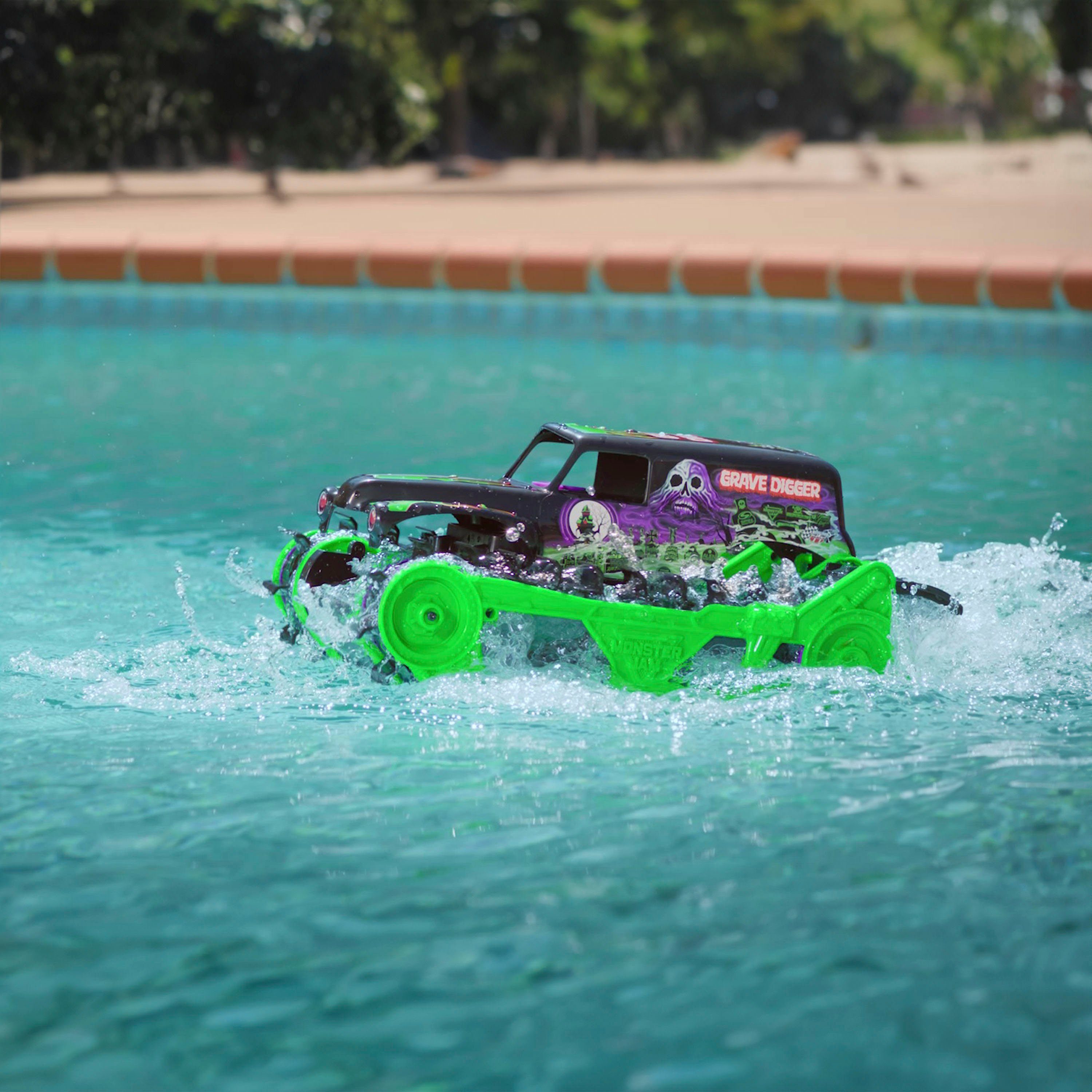 Spin Master Rc-monstertruck Monster Jam - Grave Digger Trax All-terrain, terreinvaardig op de oever en in het water