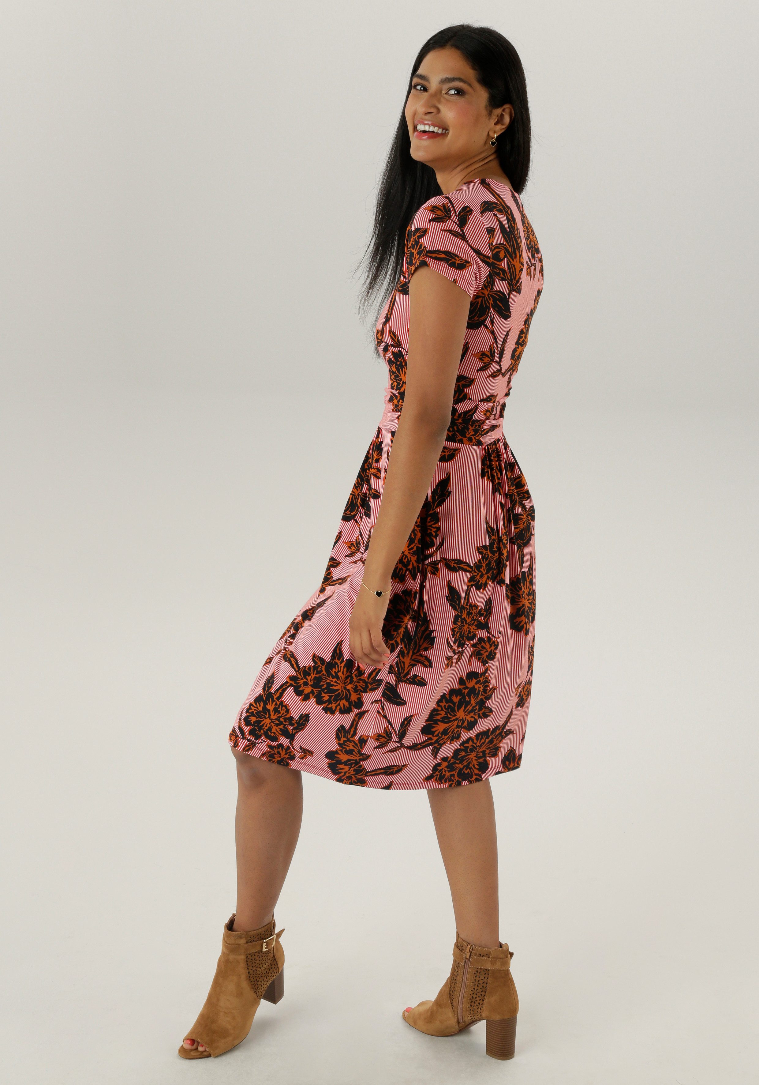 Aniston SELECTED Zomerjurk met abstracte bloemen- en bladerenpatroon - nieuwe collectie