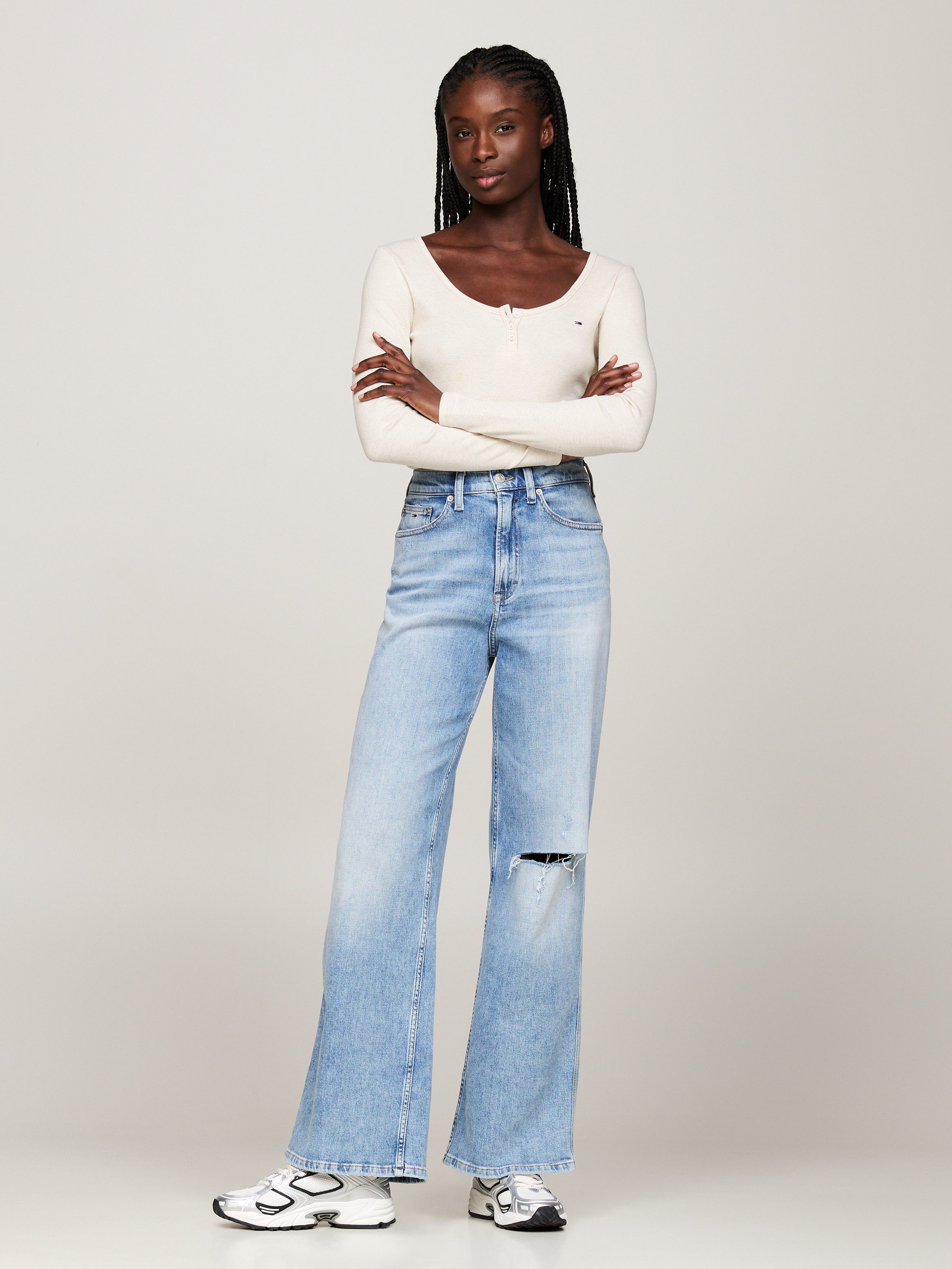 Tommy Jeans Curve Henleyshirt TJW MELANGE HENLEY LS EXT met diepe ronde hals knoopsluiting lange mouw logo-vlag