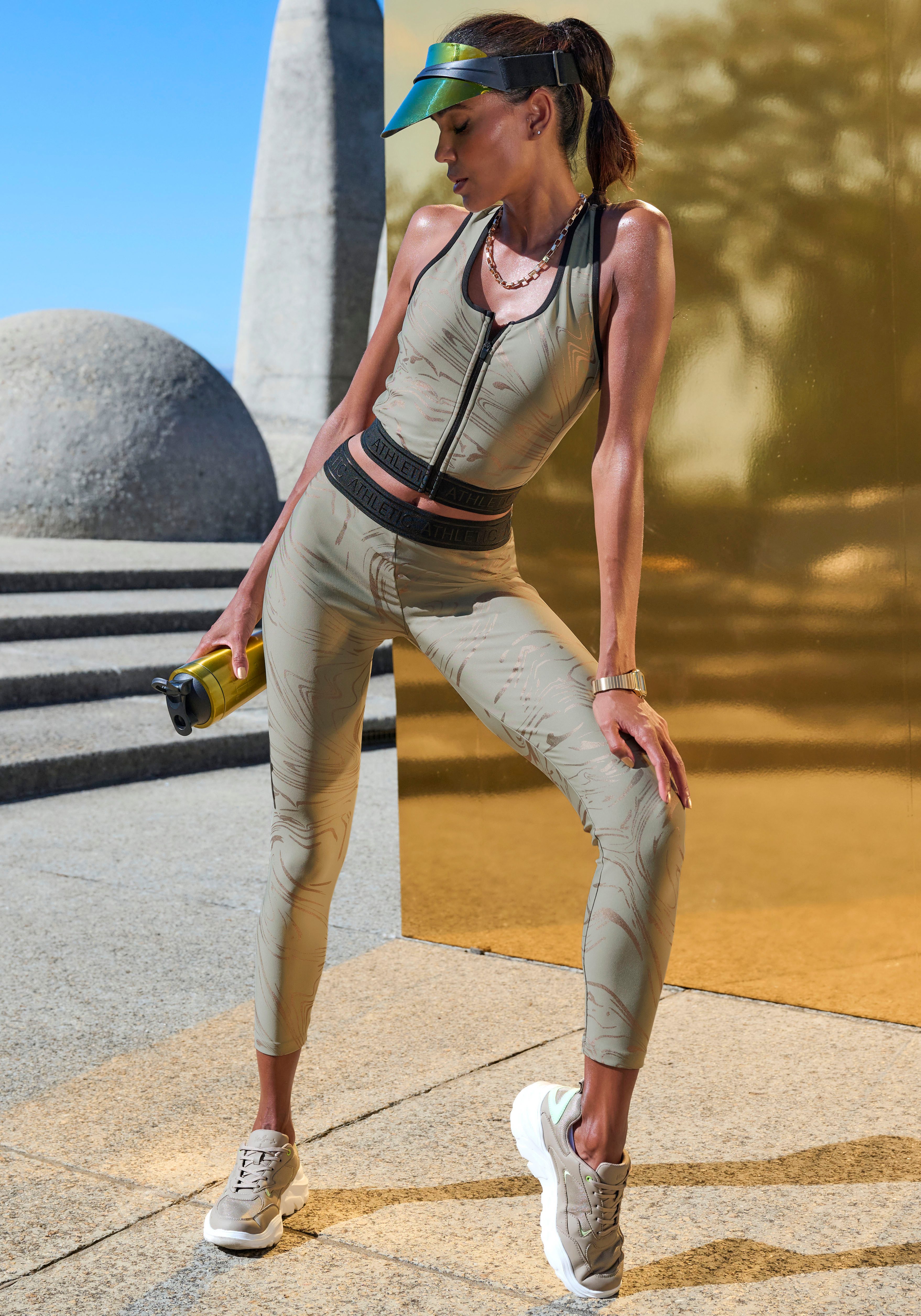 active by Lascana Functionele legging Sportleggings met glanzende print en 3D-tekst