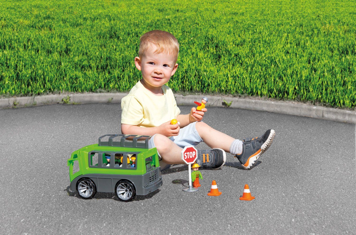 Lena® Speelgoed-bus TRUXX Bus inclusief 2 speelfiguren, made in europe